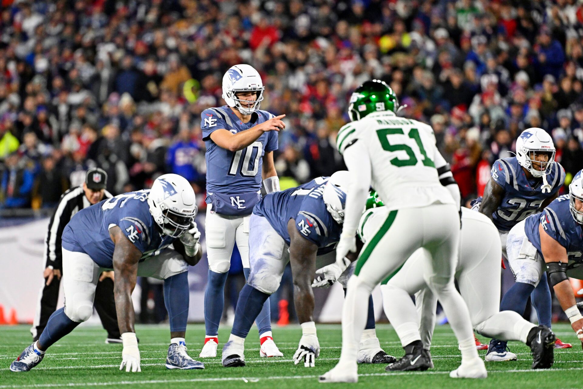 New England Patriots quarterback Drake Maye (10) sets up during the first half against the New York Jets at Gillette Stadium.