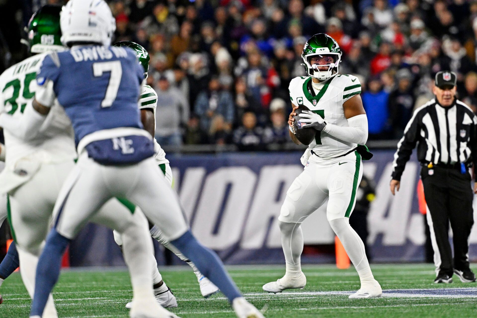 New York Jets quarterback Justin Fields (7) drops back for a pass during the first half against the New England Patriots at Gillette Stadium.