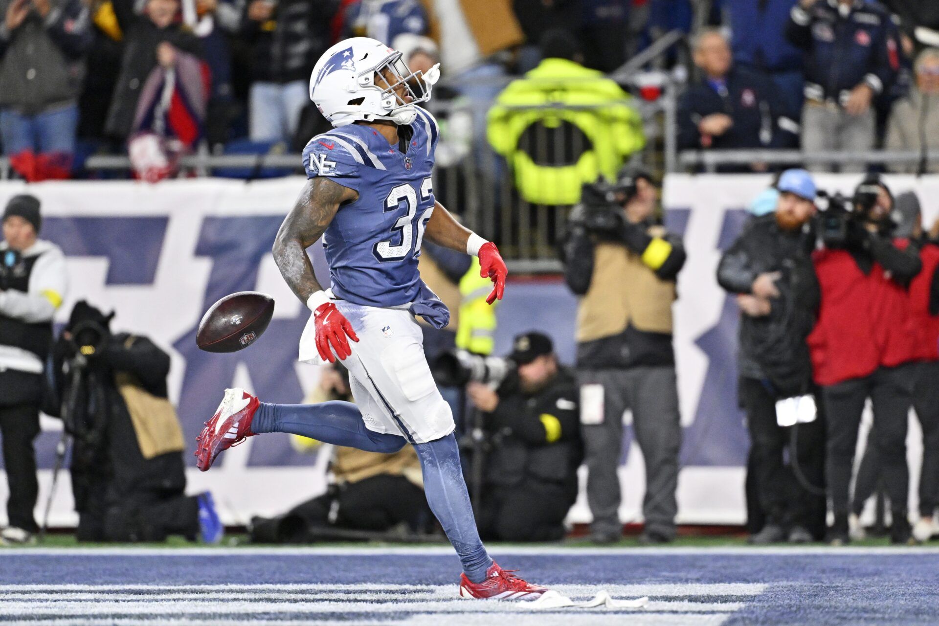 New England Patriots running back TreVeyon Henderson (32) scores a touchdown during the first half against the New York Jets at Gillette Stadium.
