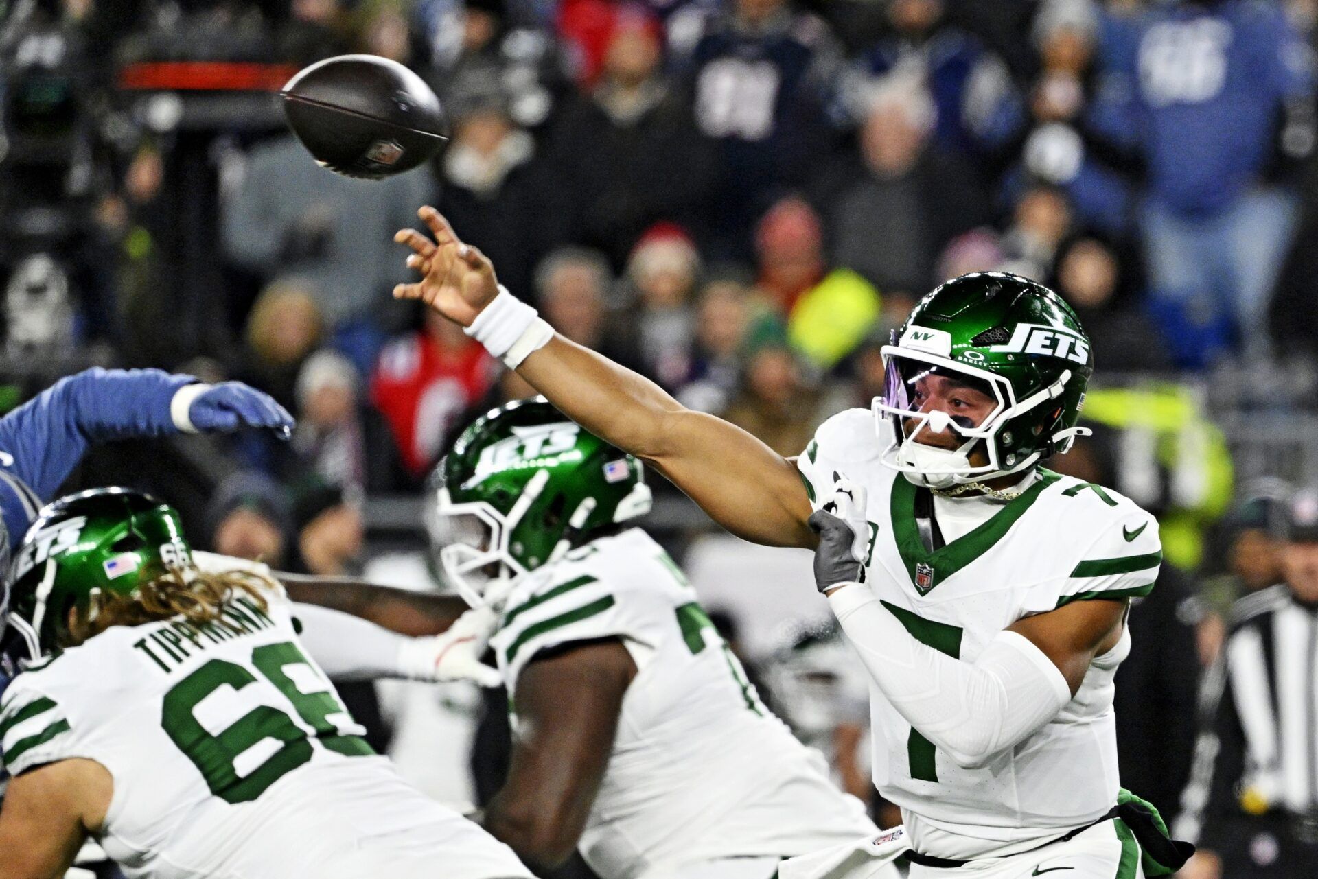 New York Jets quarterback Justin Fields (7) makes a pass during the first half against the New England Patriots at Gillette Stadium.