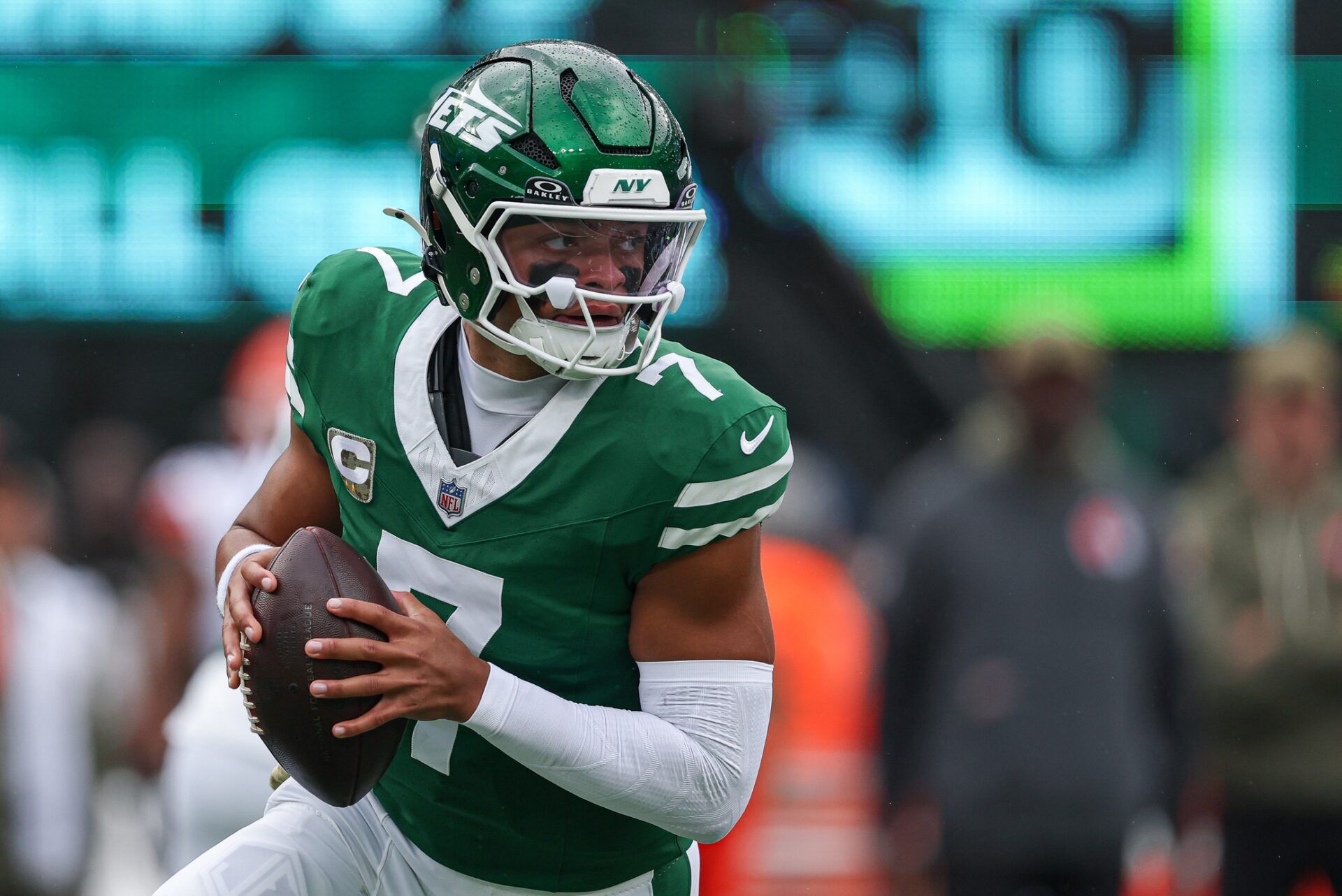 New York Jets quarterback Justin Fields (7) rolls out during the first half against the Cleveland Browns at MetLife Stadium.