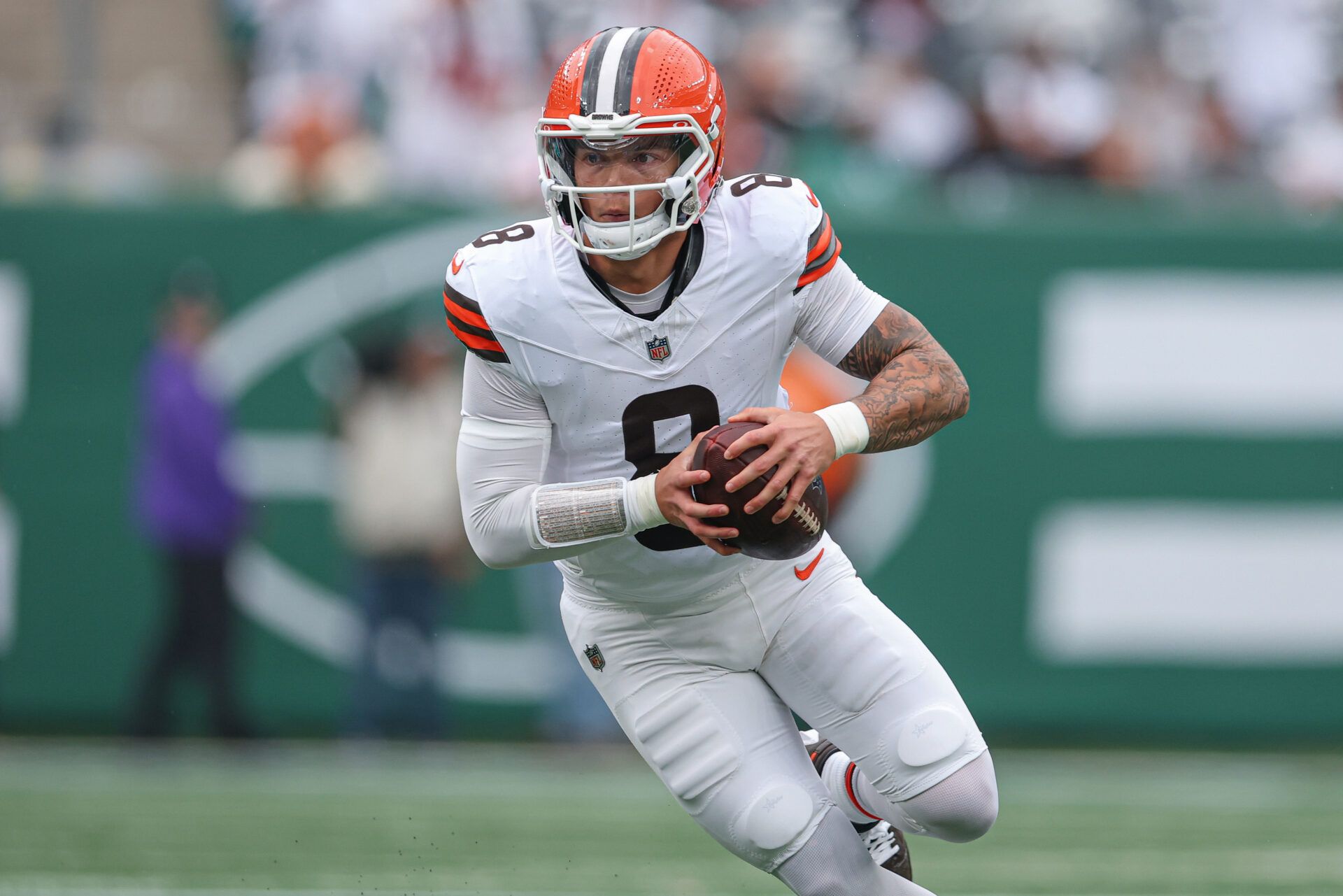 Cleveland Browns quarterback Dillon Gabriel (8) scrambles during the first half against the New York Jets at MetLife Stadium.
