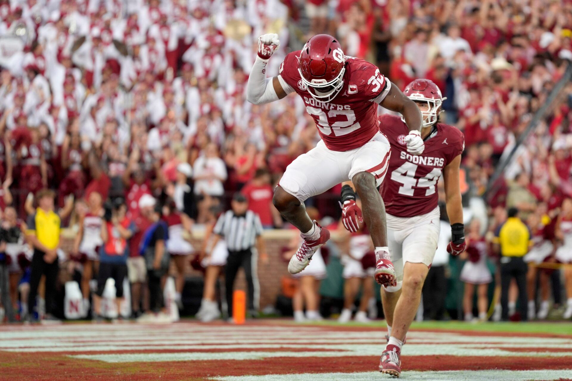 Oklahoma Sooners defensive lineman R Mason Thomas (32) celebrates after a safety during a college football game between the University of Oklahoma Sooners (OU) and the Auburn Tigers at Gaylord Family Ð Oklahoma Memorial Stadium in Norman, Okla., Saturday,Sept. 20, 2025. Oklahoma won 24-17.