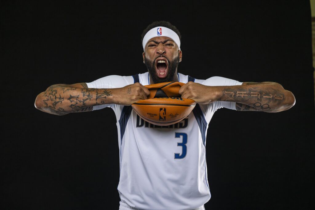 NBAチームはマーベリックス・スターのトレードの噂の中、アンソニー・デイビスの減量を待つ