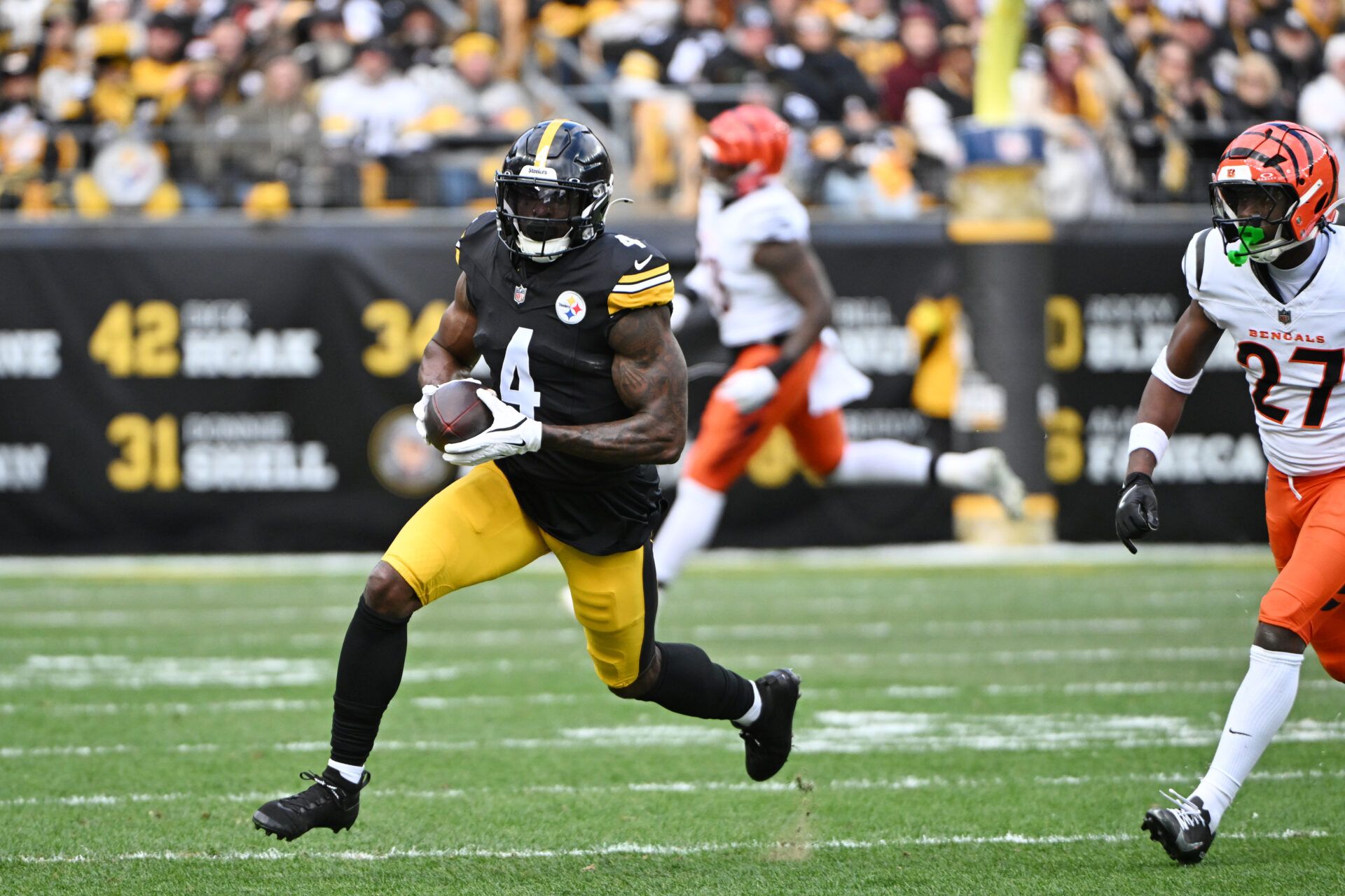 Pittsburgh Steelers wide receiver DK Metcalf (4) runs with the ball against the Cincinnati Bengals during the first half at Acrisure Stadium.