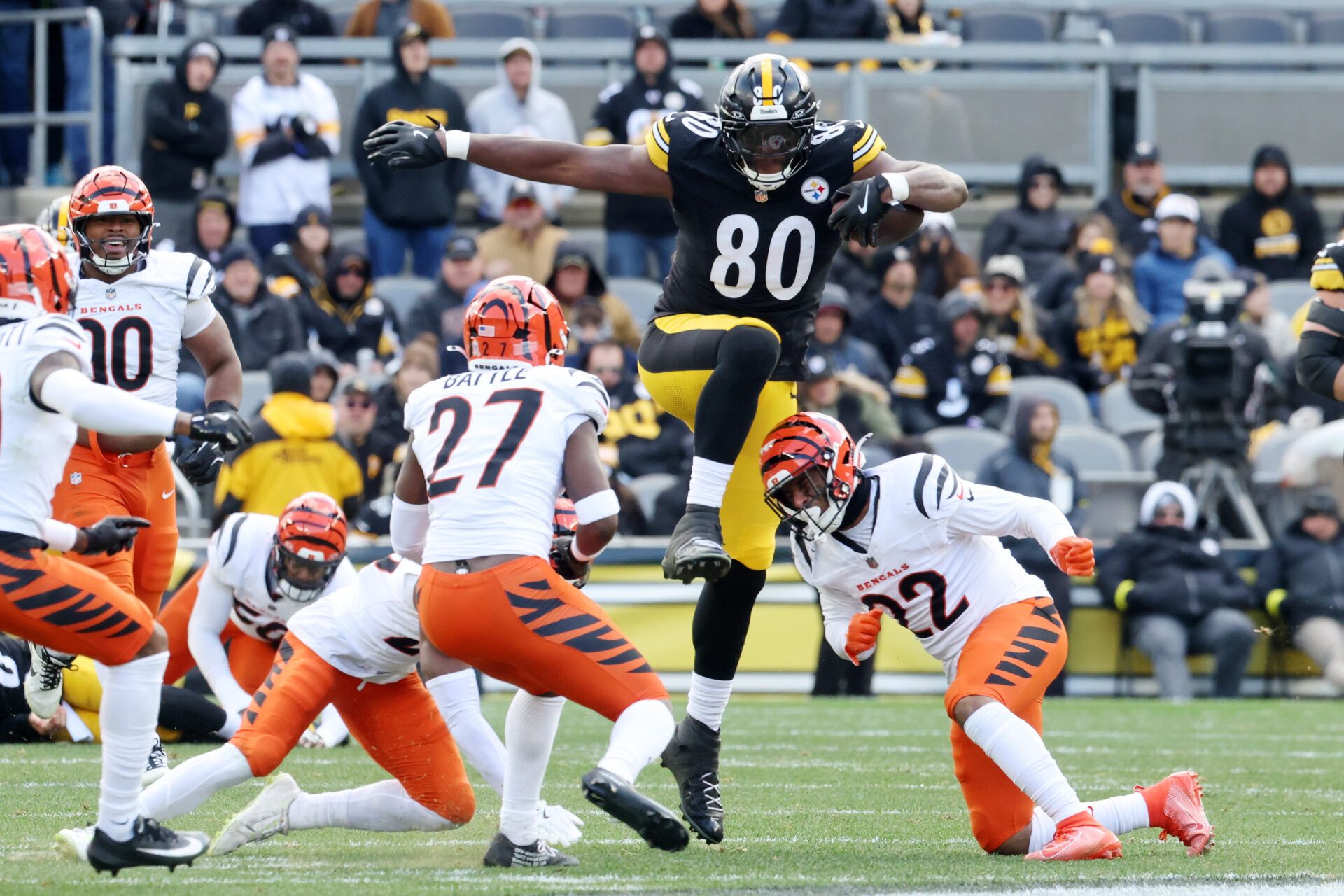 Pittsburgh Steelers tight end Darnell Washington (80) attempts to jump over Cincinnati Bengals safety Geno Stone (22) during the first half at Acrisure Stadium.