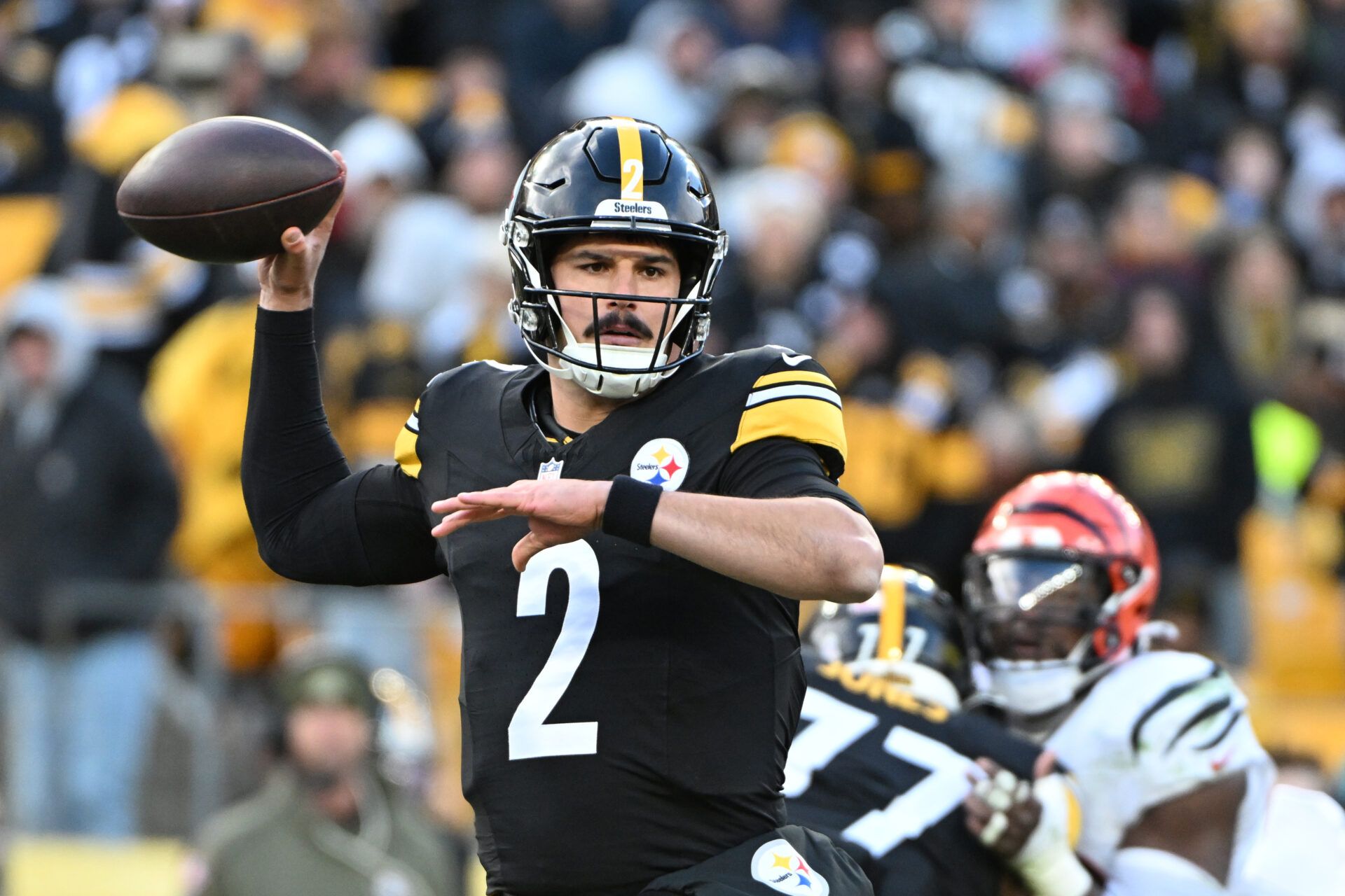 Pittsburgh Steelers quarterback Mason Rudolph (2) passes the ball against the Cincinnati Bengals during the second half at Acrisure Stadium.