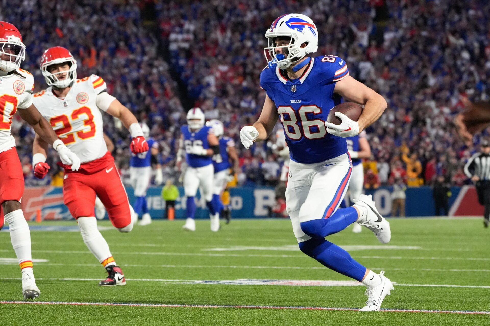 Buffalo Bills tight end Dalton Kincaid (86) runs with the ball in the second quarter against the Kansas City Chiefs at Highmark Stadium.