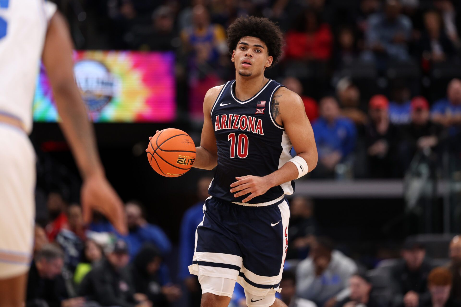 Arizona Wildcats forward Koa Peat (10) dribbles the ball during the first half of the Hall of Fame Series game against the UCLA Bruins at Intuit Dome.