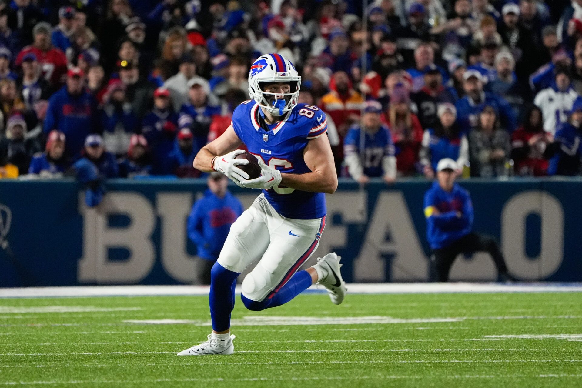 Buffalo Bills tight end Dalton Kincaid (86) runs with the ball in the second half against the Kansas City Chiefs at Highmark Stadium.