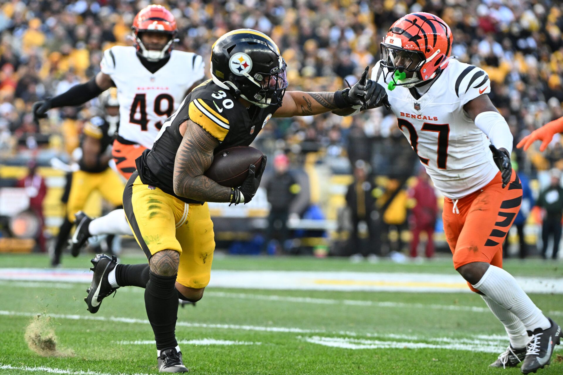 Pittsburgh Steelers running back Jaylen Warren (30) runs with the ball against Cincinnati Bengals safety Jordan Battle (27) during the second half at Acrisure Stadium.