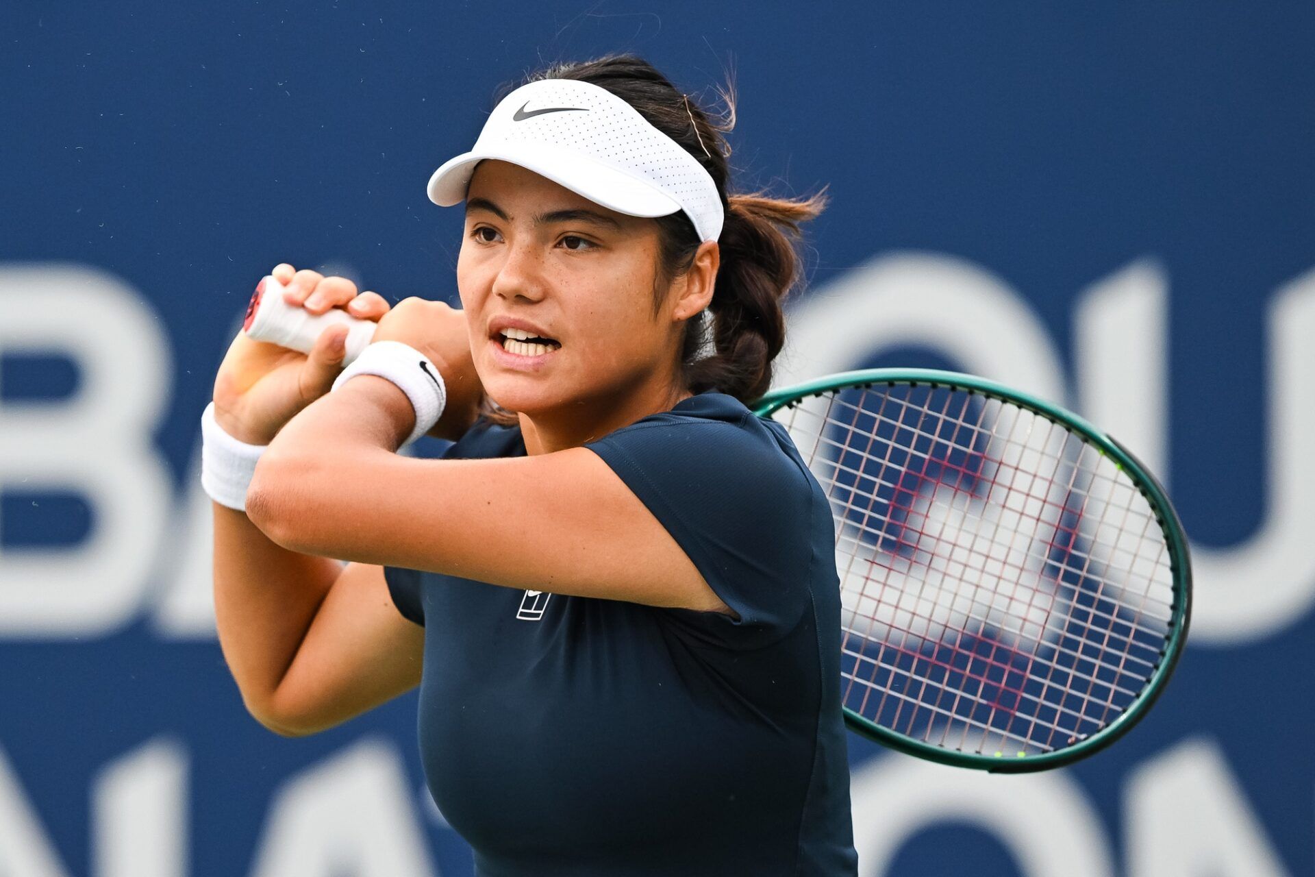 Emma Raducanu (GBR) returns the ball to Peyton Stearns (USA) in second round play at IGA Stadium.