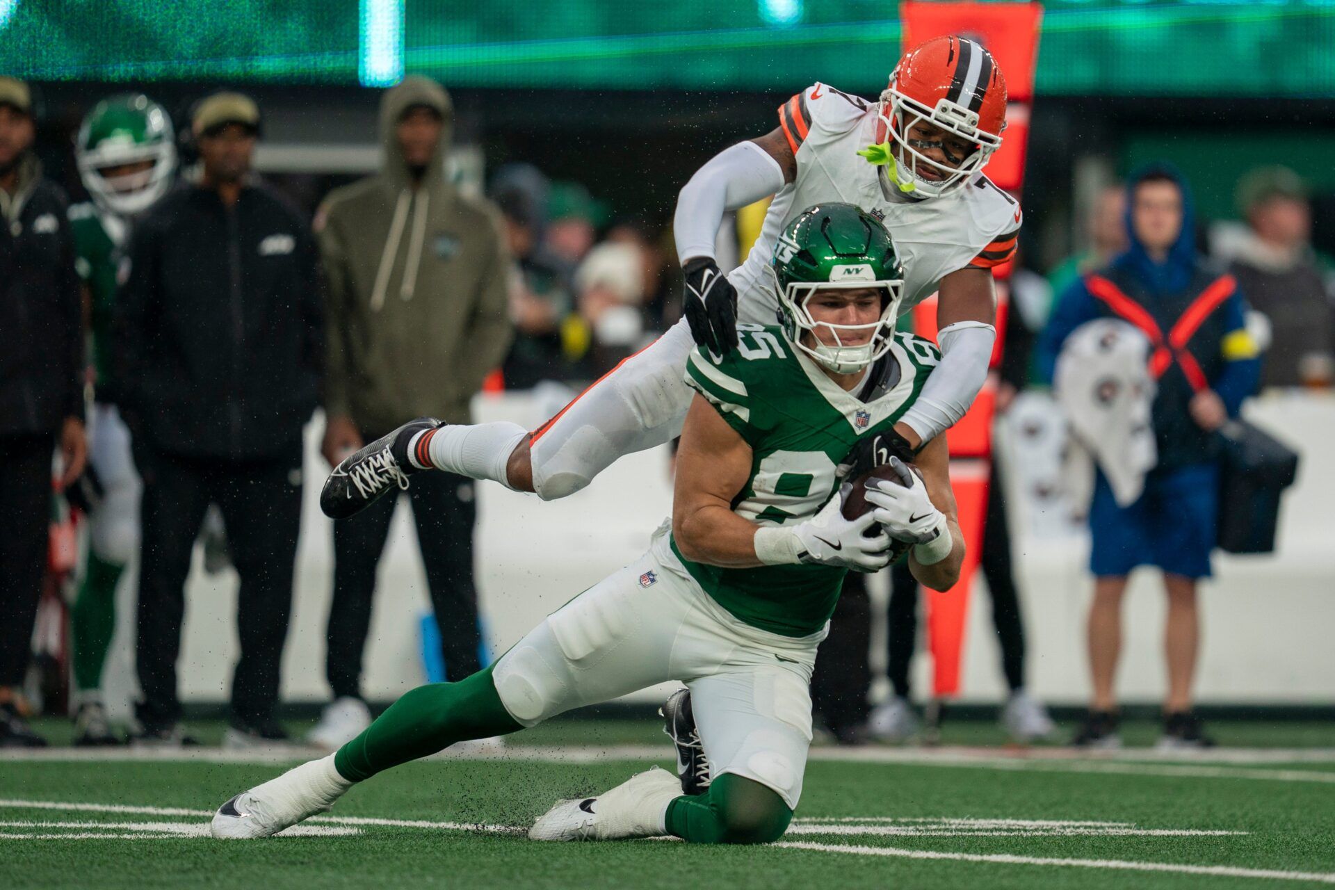 New York Jets tight end Mason Taylor (85) catches a pass being being tackled by Cleveland Browns cornerback Tyson Campbell (7) during an NFL Week 10 game between the New York Jets and the Cleveland Browns at MetLife Stadium on Sunday, Nov. 9, 2025.