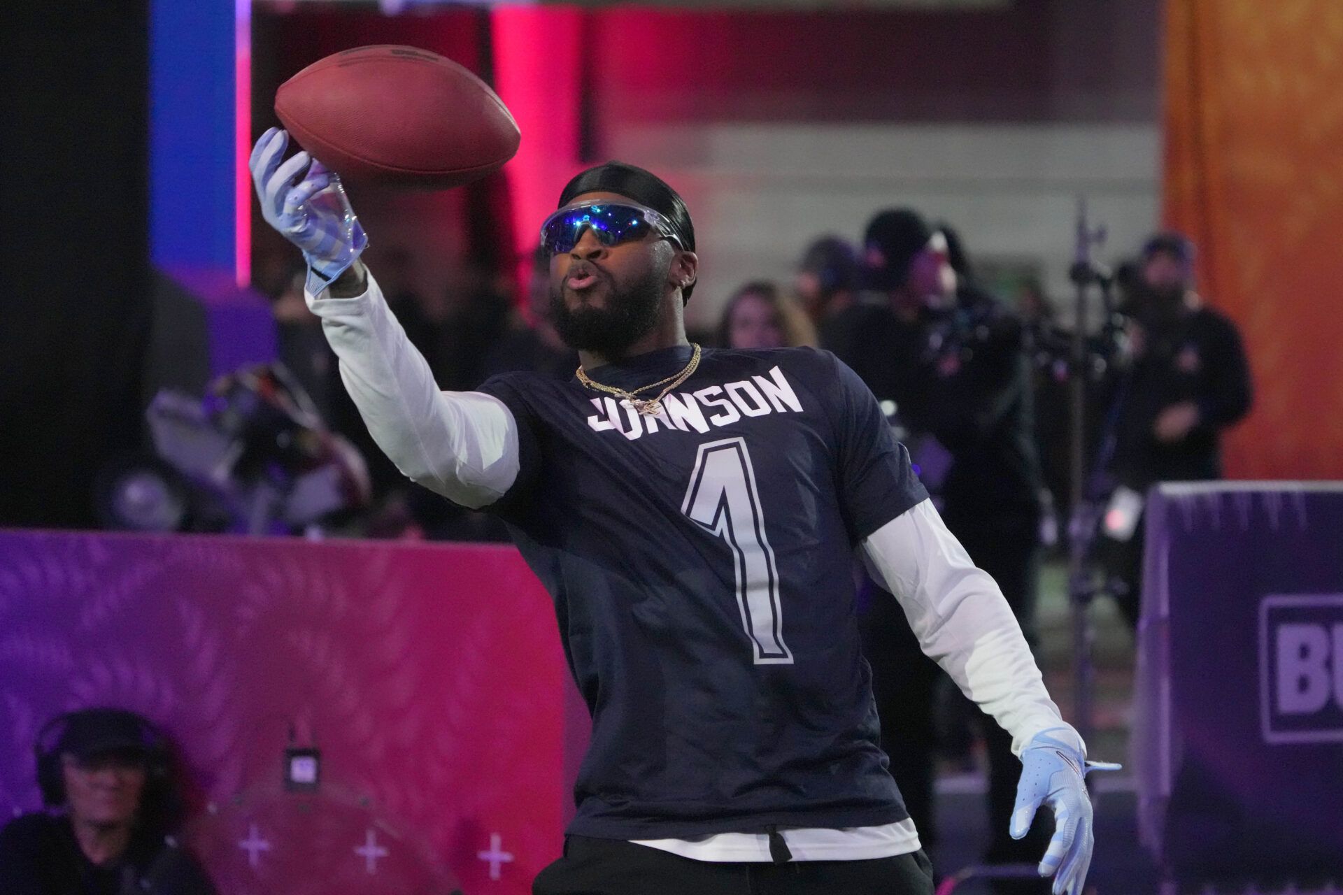 NFC defensive back Jaylon Johnson of the Chicago Bears (1) catches the ball during the Satisfying Catches event at the Pro Bowl Skills Challenge at Nicholson Fieldhouse.