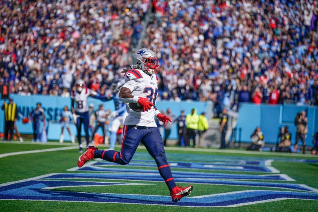 Rhamondre Stevenson Start/Sit: Latest Injury Update, Fantasy Outlook, and More thumbnail