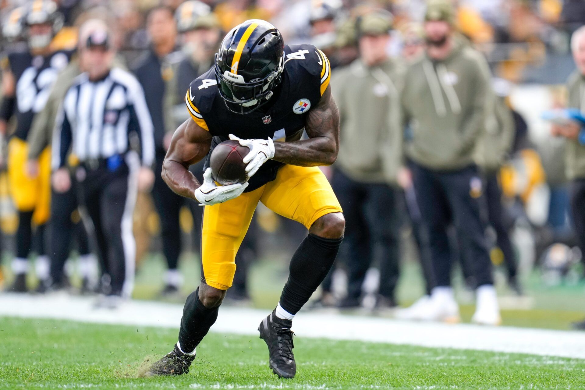 Pittsburgh Steelers wide receiver DK Metcalf (4) catches a pass in the first quarter of the NFL Week 11 game between the Pittsburgh Steelers and the Cincinnati Bengals at Acrisure Stadium in Pittsburgh on Sunday, Nov. 16, 2025. The Steelers led 10-6 at halftime.