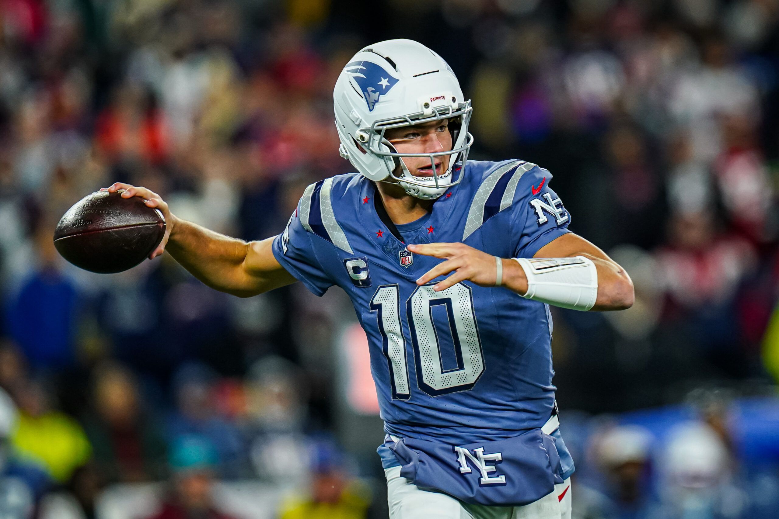New England Patriots quarterback Drake Maye (10) throws a pass against the New York Jets in the first quarter at Gillette Stadium.