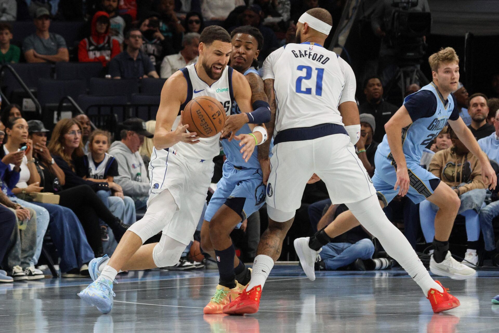 Dallas Mavericks guard Klay Thompson (31) dribbles the ball near a screen set by forward Daniel Gafford (21) against Memphis Grizzlies guard Ja Morant (12) during the second quarter at FedExForum.