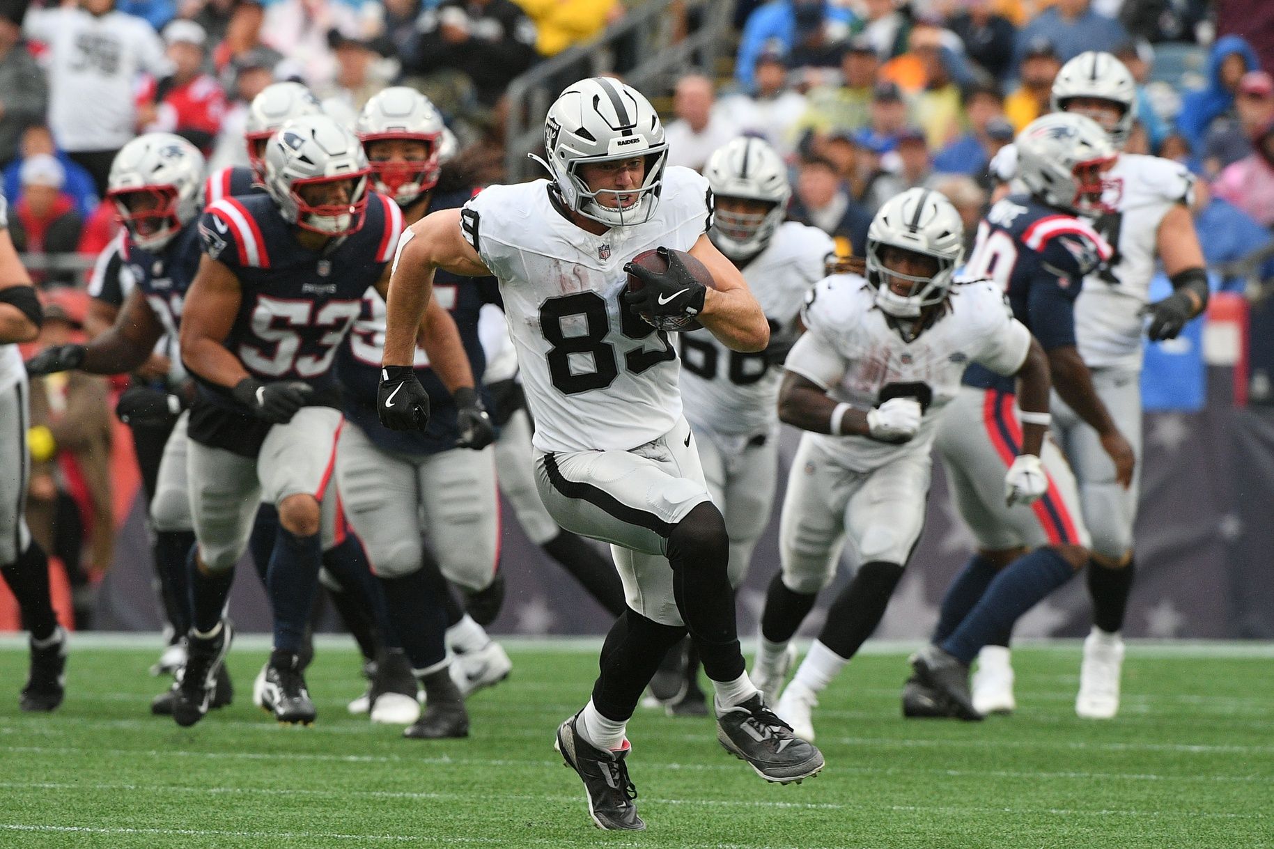 Las Vegas Raiders tight end Brock Bowers (89) makes a catch against the New England Patriots during the second half at Gillette Stadium.