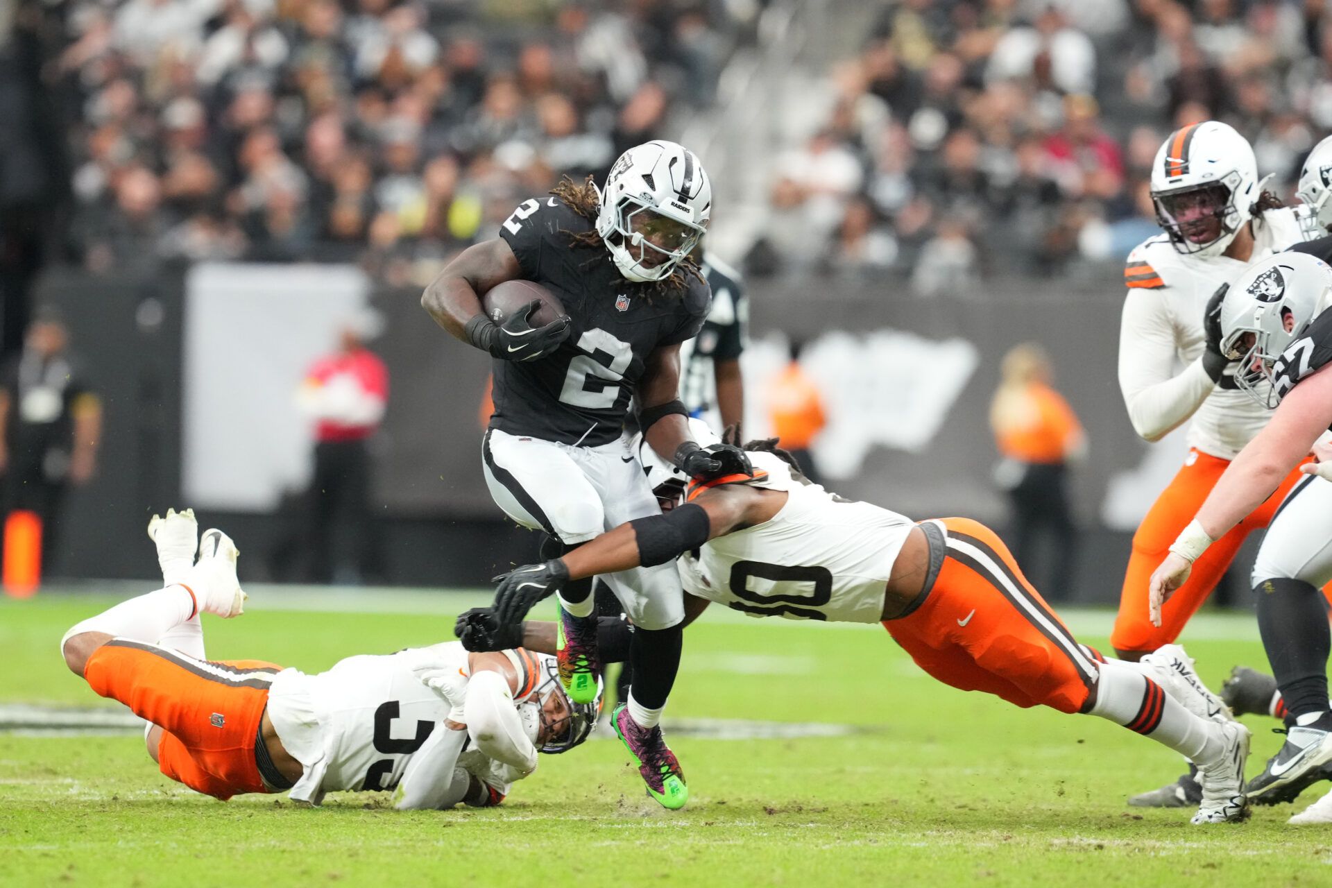 Las Vegas Raiders running back Ashton Jeanty (2) runs against Cleveland Browns linebacker Devin Bush (30) in the first half at Allegiant Stadium.
