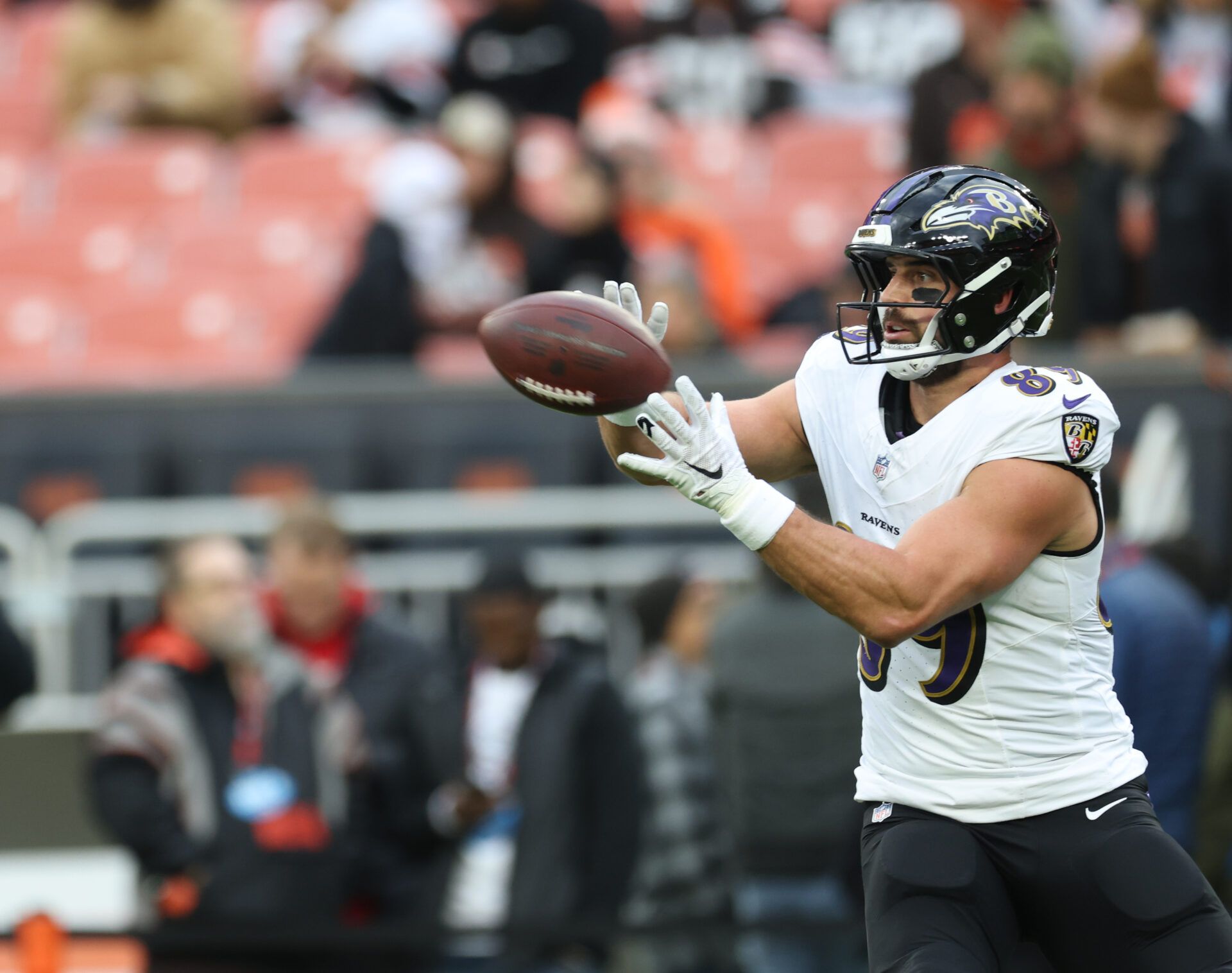 Baltimore Ravens tight end Mark Andrews (89) warms up before a game against the Cleveland Browns at Huntington Bank Field.