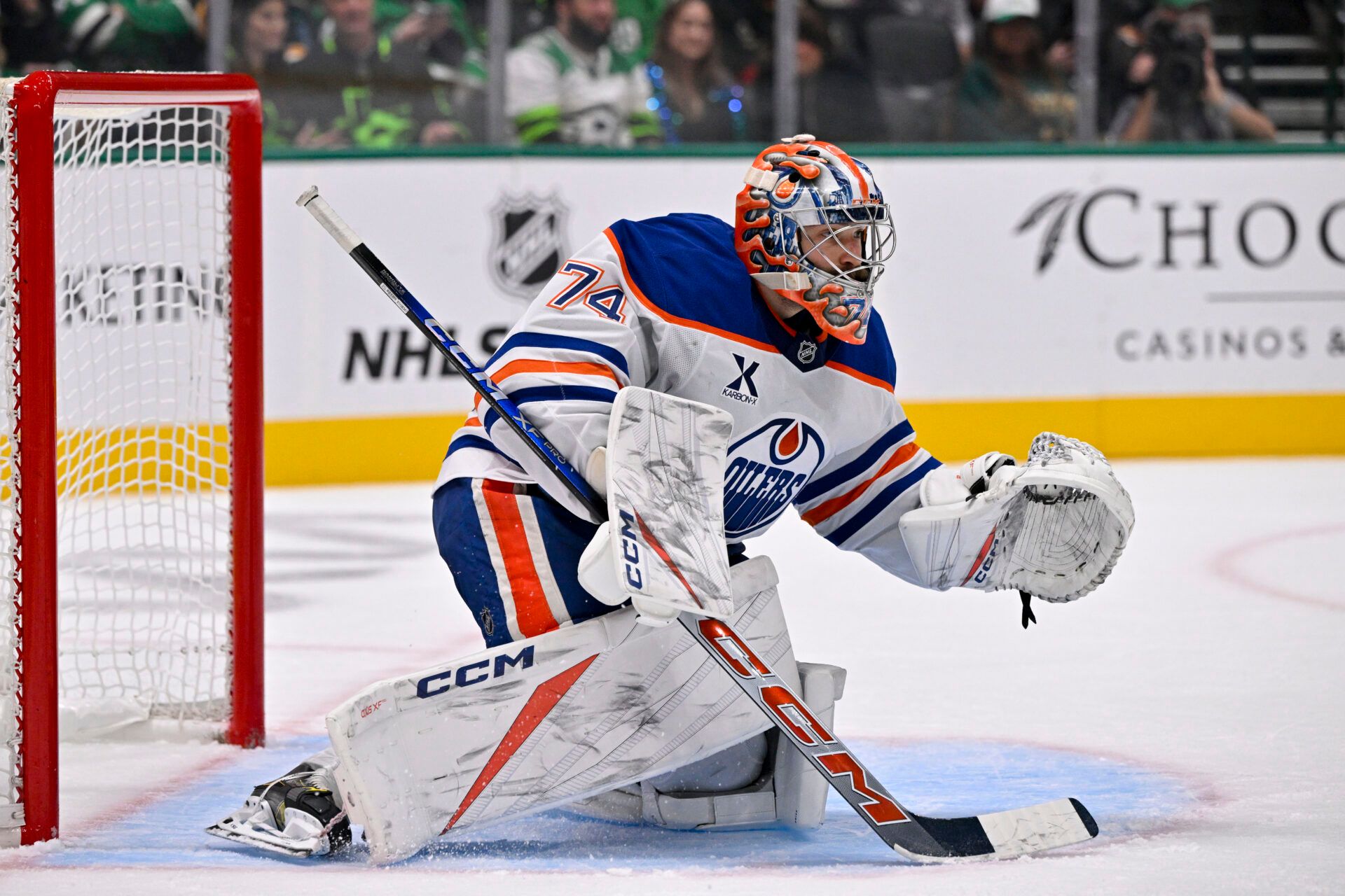 Edmonton Oilers goaltender Stuart Skinner (74) faces the Dallas Stars attack during the second period at the American Airlines Center.