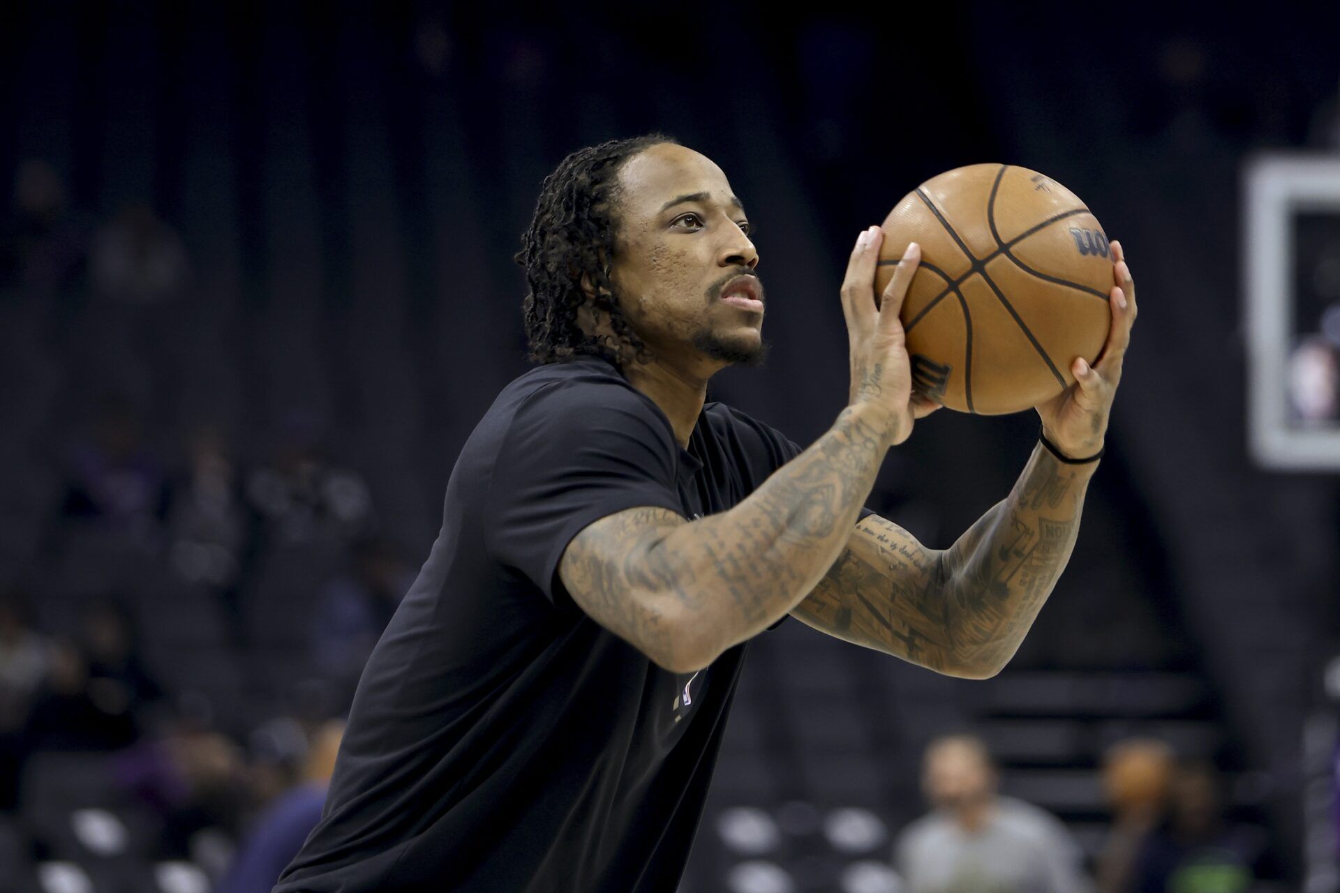 Sacramento Kings forward DeMar DeRozan (10) warms up before the game against the Minnesota Timberwolves at Golden 1 Center.