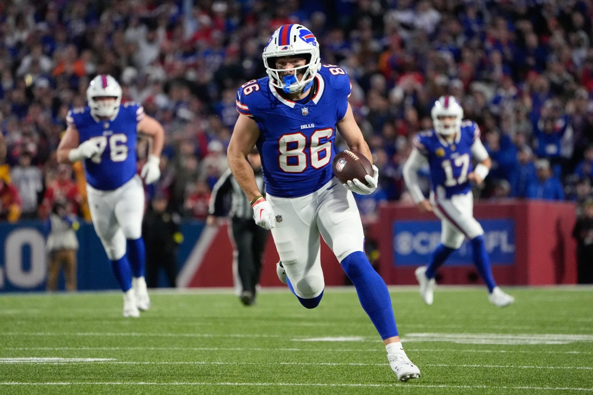 Buffalo Bills tight end Dalton Kincaid (86) runs with the ball in the second quarter against the Kansas City Chiefs at Highmark Stadium.