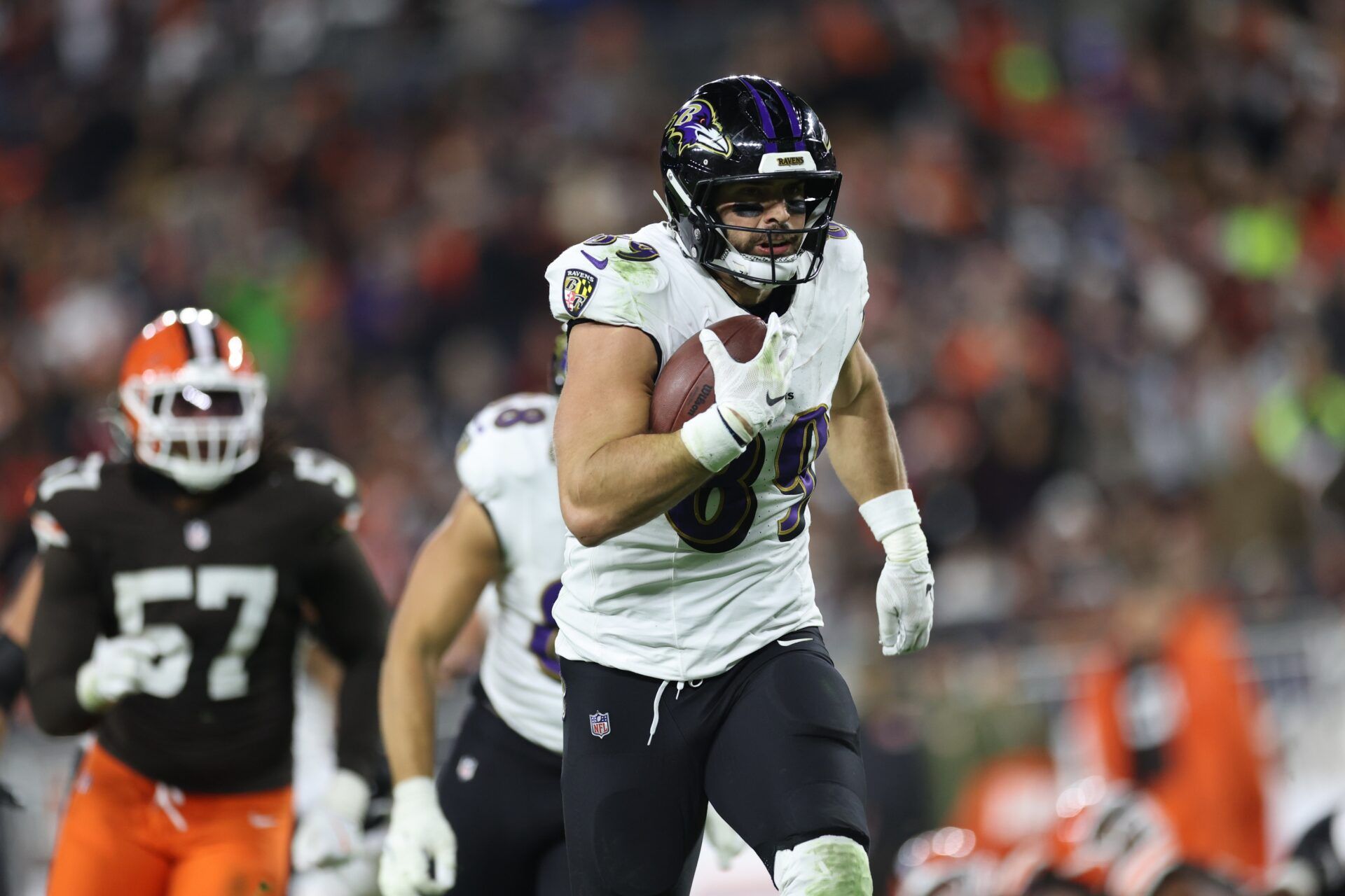 Baltimore Ravens tight end Mark Andrews (89) runs for a touchdown during the fourth quarter against the Cleveland Browns at Huntington Bank Field.