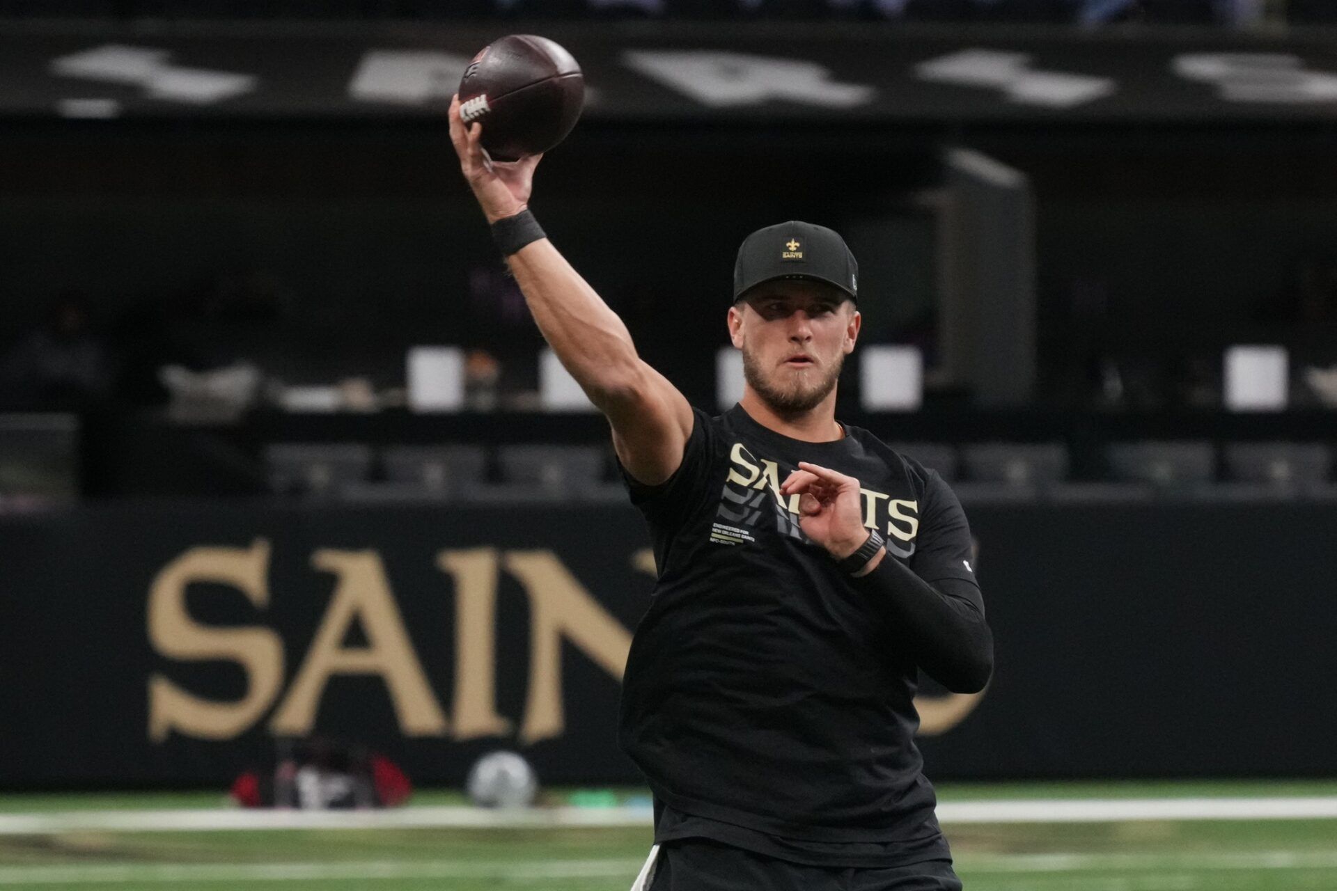 New Orleans Saints quarterback Tyler Shough (6)  warms up prior to a game against the Atlanta Falcons at Caesars Superdome.