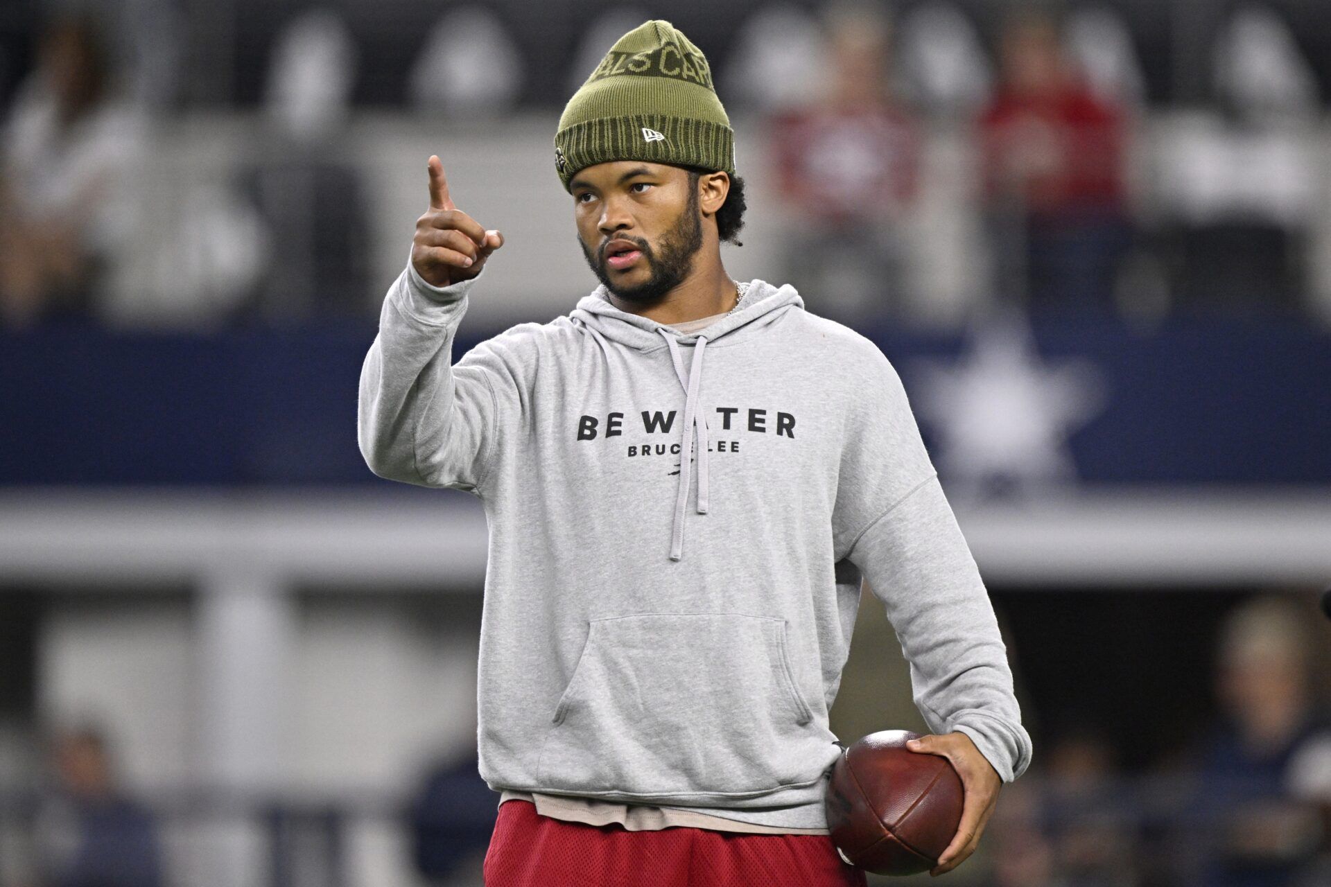 Arizona Cardinals quarterback Kyler Murray (1) warms up before the game against the Dallas Cowboys at AT&T Stadium.