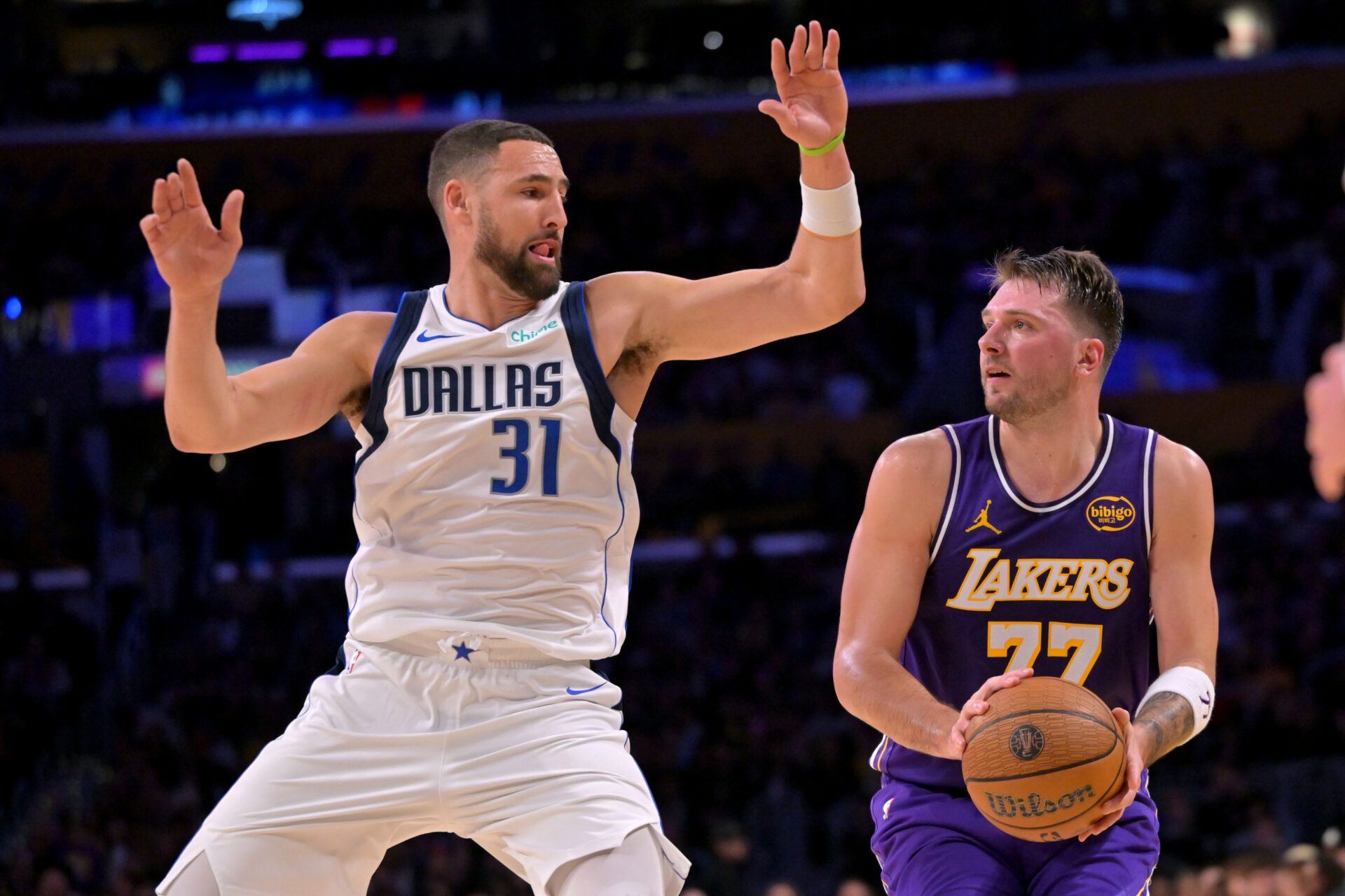 Los Angeles Lakers guard Luka Doncic (77) is defended by Dallas Mavericks guard Klay Thompson (31) as he drives to the basket in the first half at Crypto.com Arena.