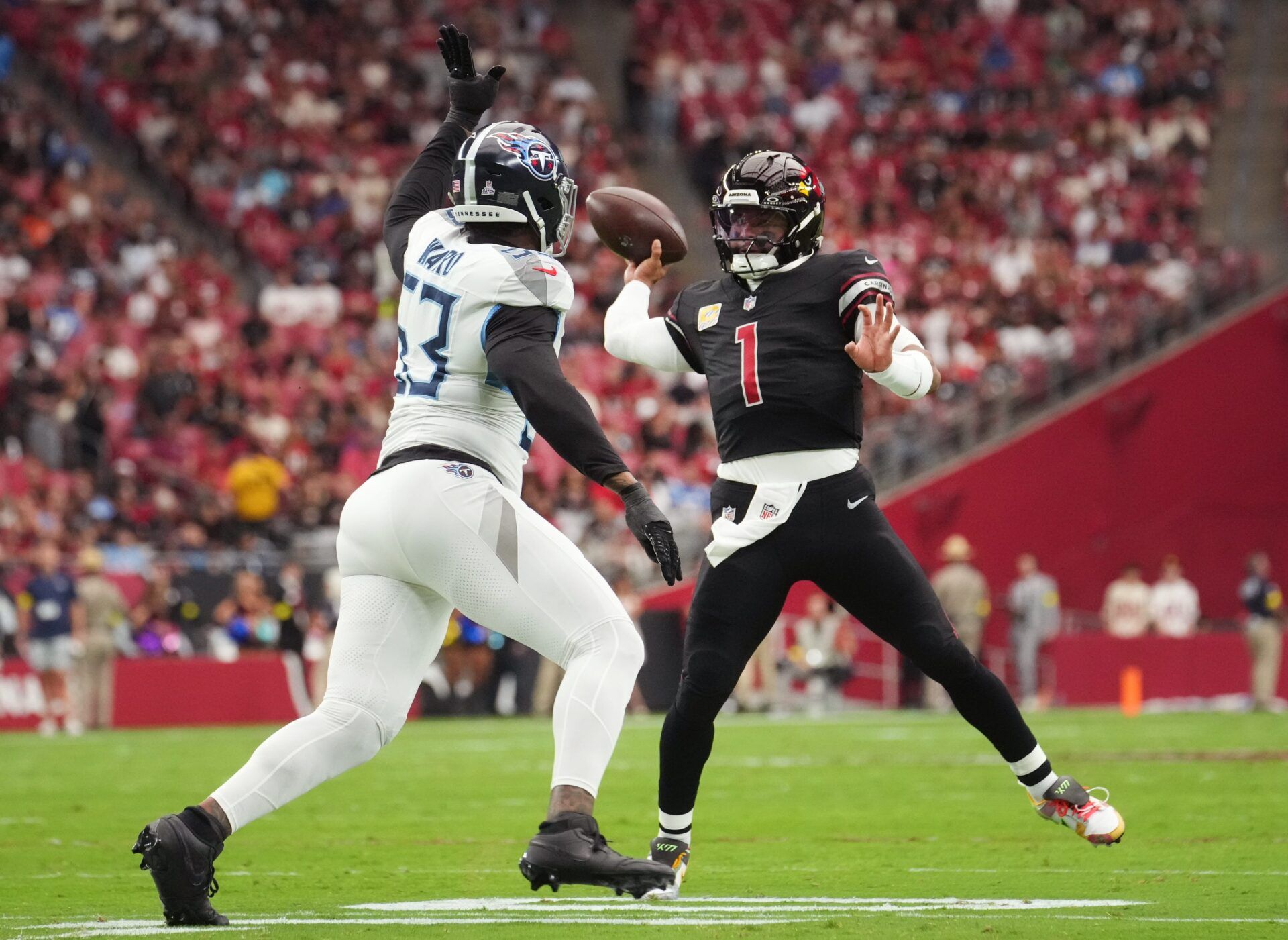 Arizona Cardinals quarterback Kyler Murray (1) throws the ball over Tennessee Titans linebacker Jihad Ward (53)at State Farm Stadium in Glendale on Oct. 5, 2025.