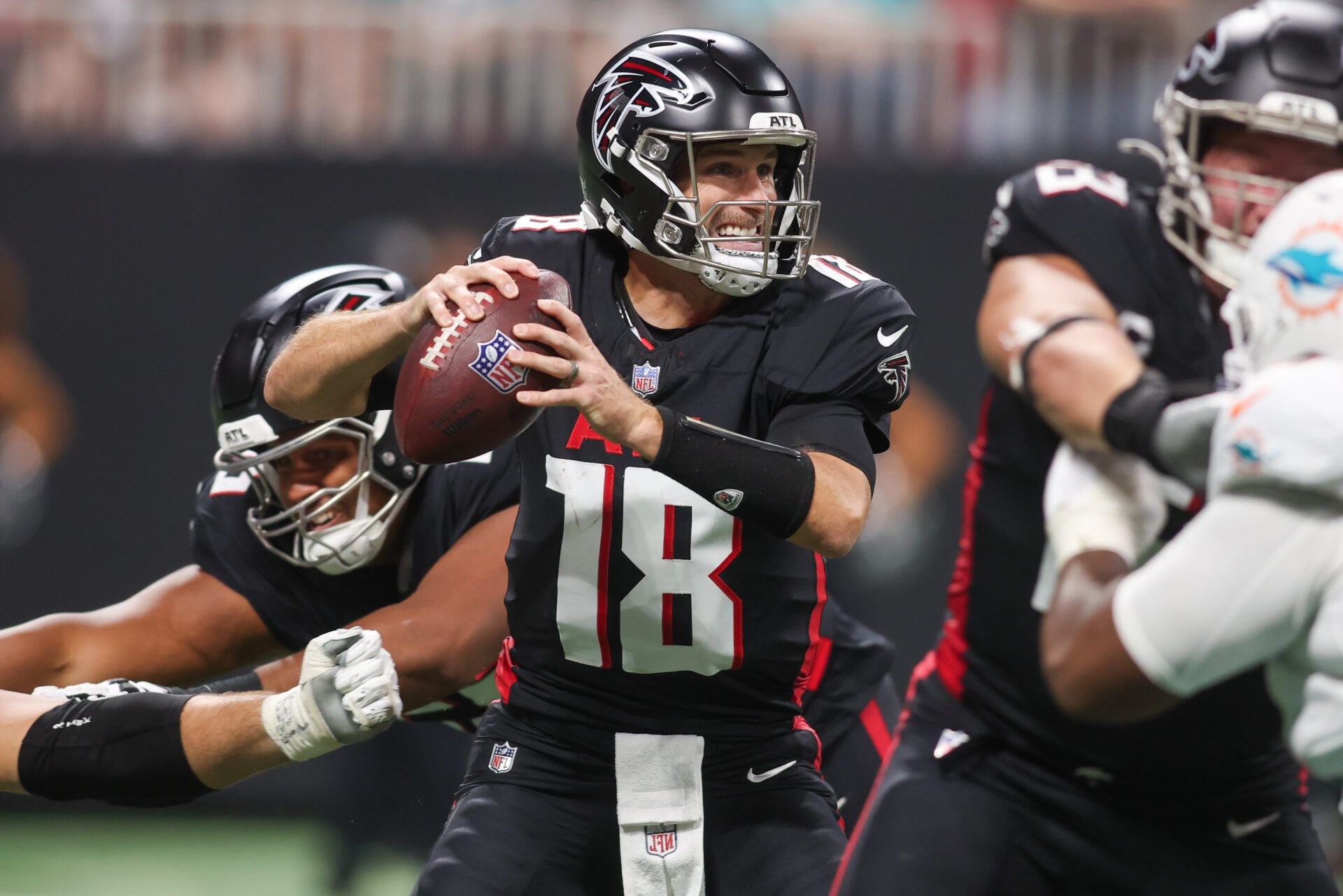 Atlanta Falcons quarterback Kirk Cousins (18) looks to throw against the Miami Dolphins in the fourth quarter at Mercedes-Benz Stadium.