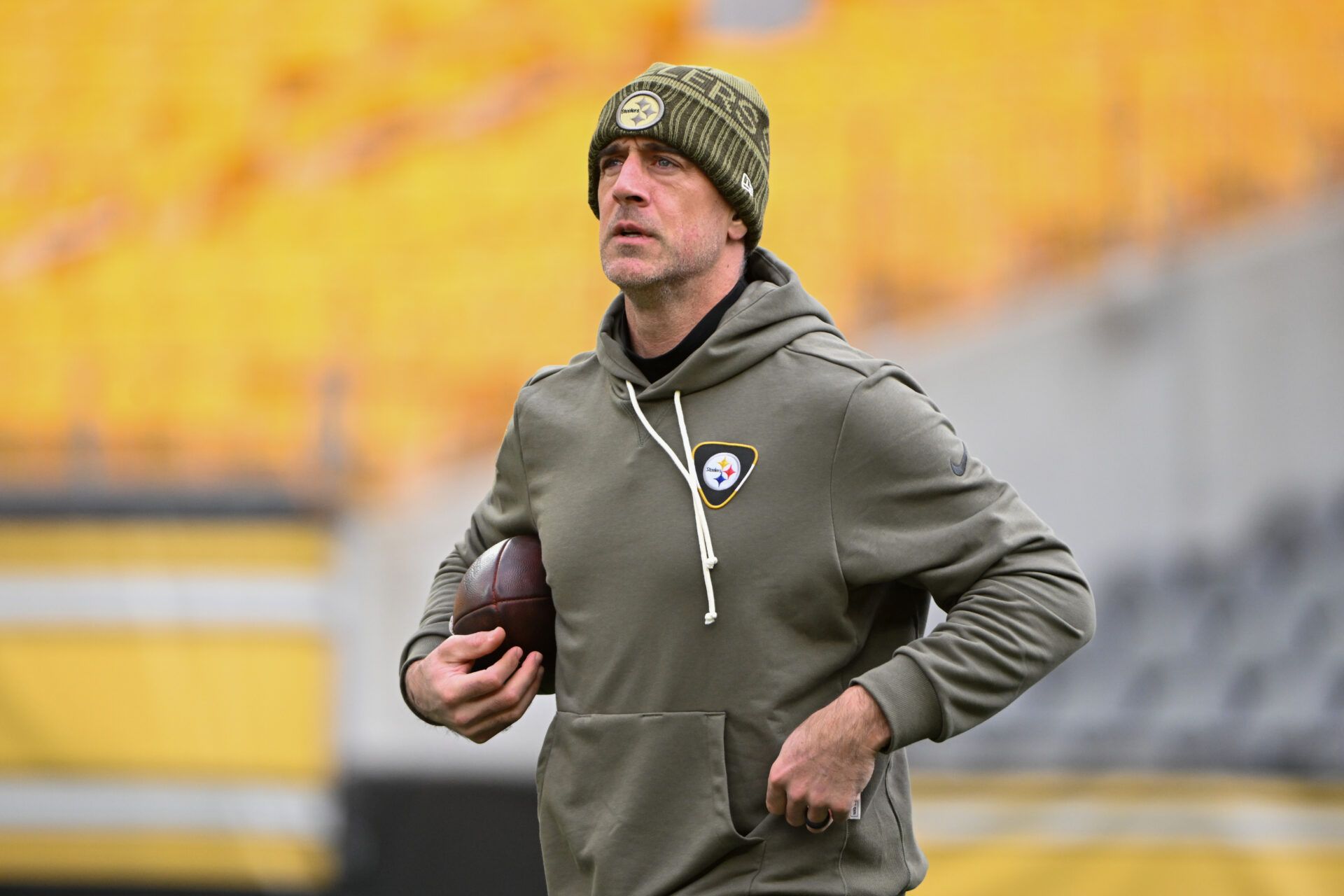 Pittsburgh Steelers quarterback Aaron Rodgers warms up for a game giants the Cincinnati Bengals at Acrisure Stadium.