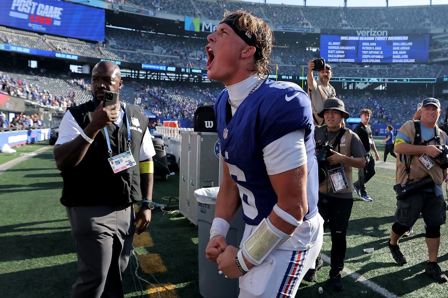 New York Giants quarterback Jaxson Dart (6) reacts after defeating the Los Angeles Chargers at MetLife Stadium.