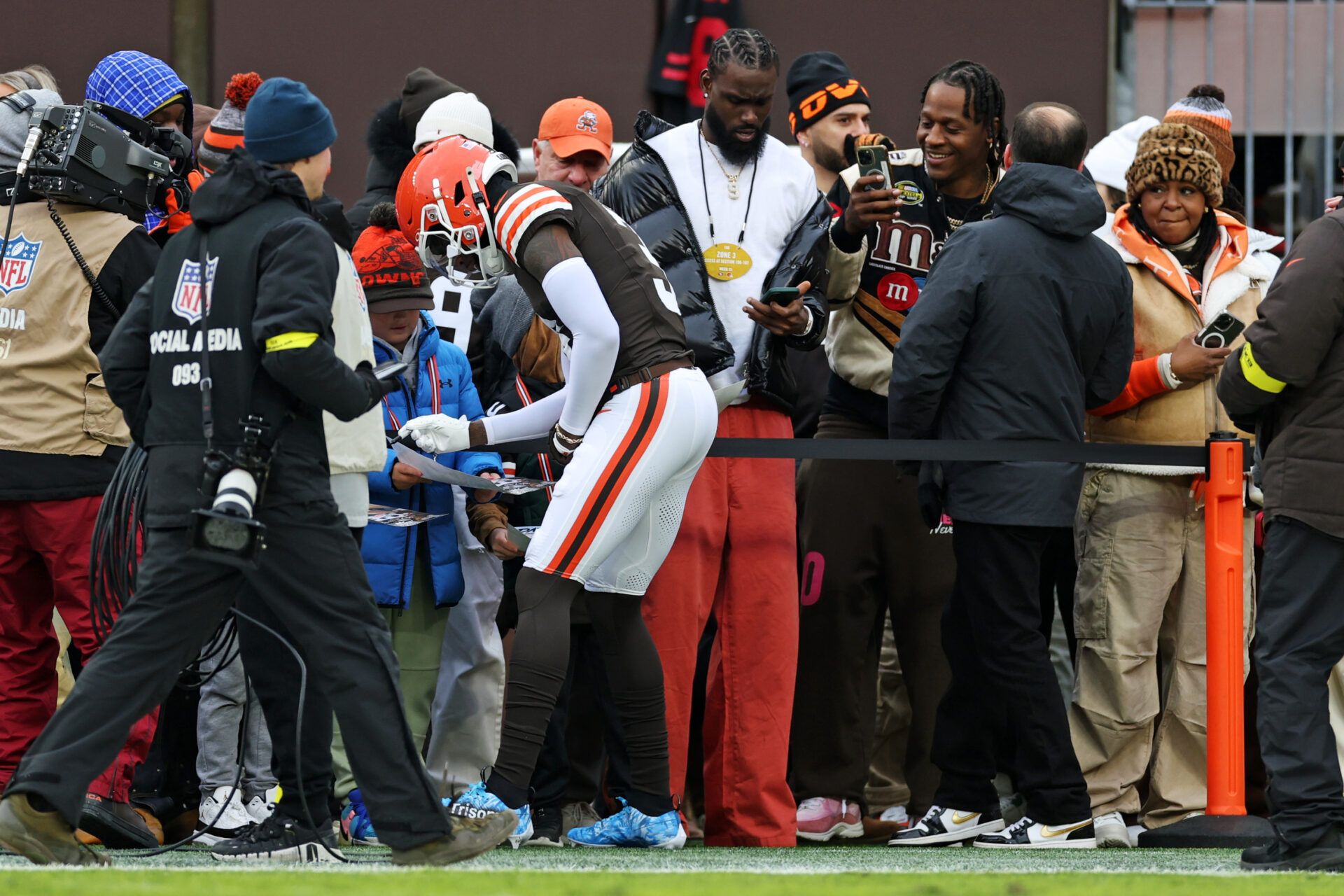 Cleveland Browns wide receiver Jerry Jeudy (3) signs autographs before the game against the San Francisco 49ers at Huntington Bank Field.