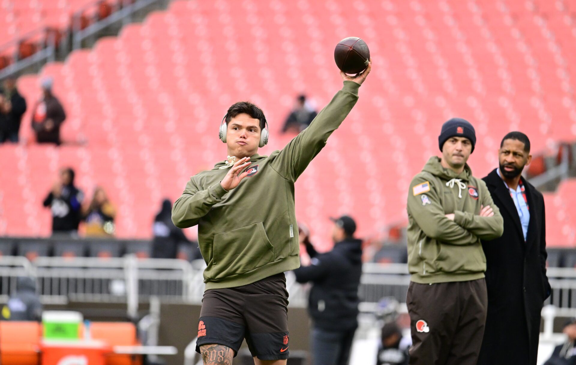 Cleveland Browns quarterback Dillon Gabriel (8) warms up as offensive coordinator Tommy Rees and general manager Andrew Berry look on before a game against the Baltimore Ravens at Huntington Bank Field.