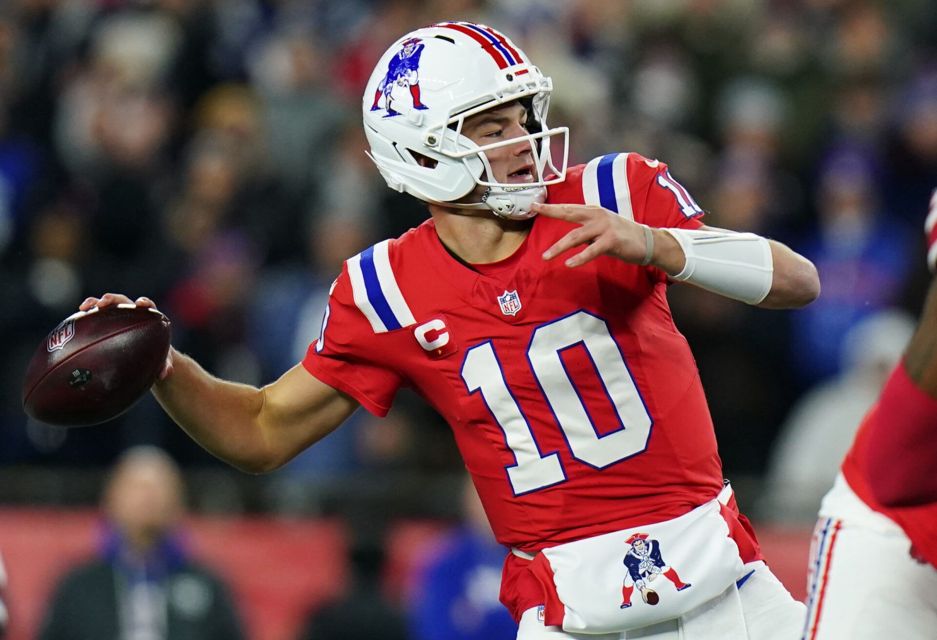New England Patriots quarterback Drake Maye (10) throws a pass during the first quarter against the New York Giants at Gillette Stadium.