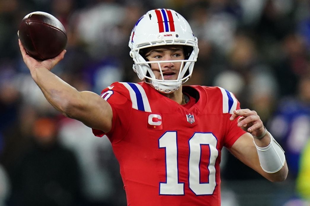 New England Patriots quarterback Drake Maye (10) throws a pass during the first quarter against the New York Giants at Gillette Stadium.