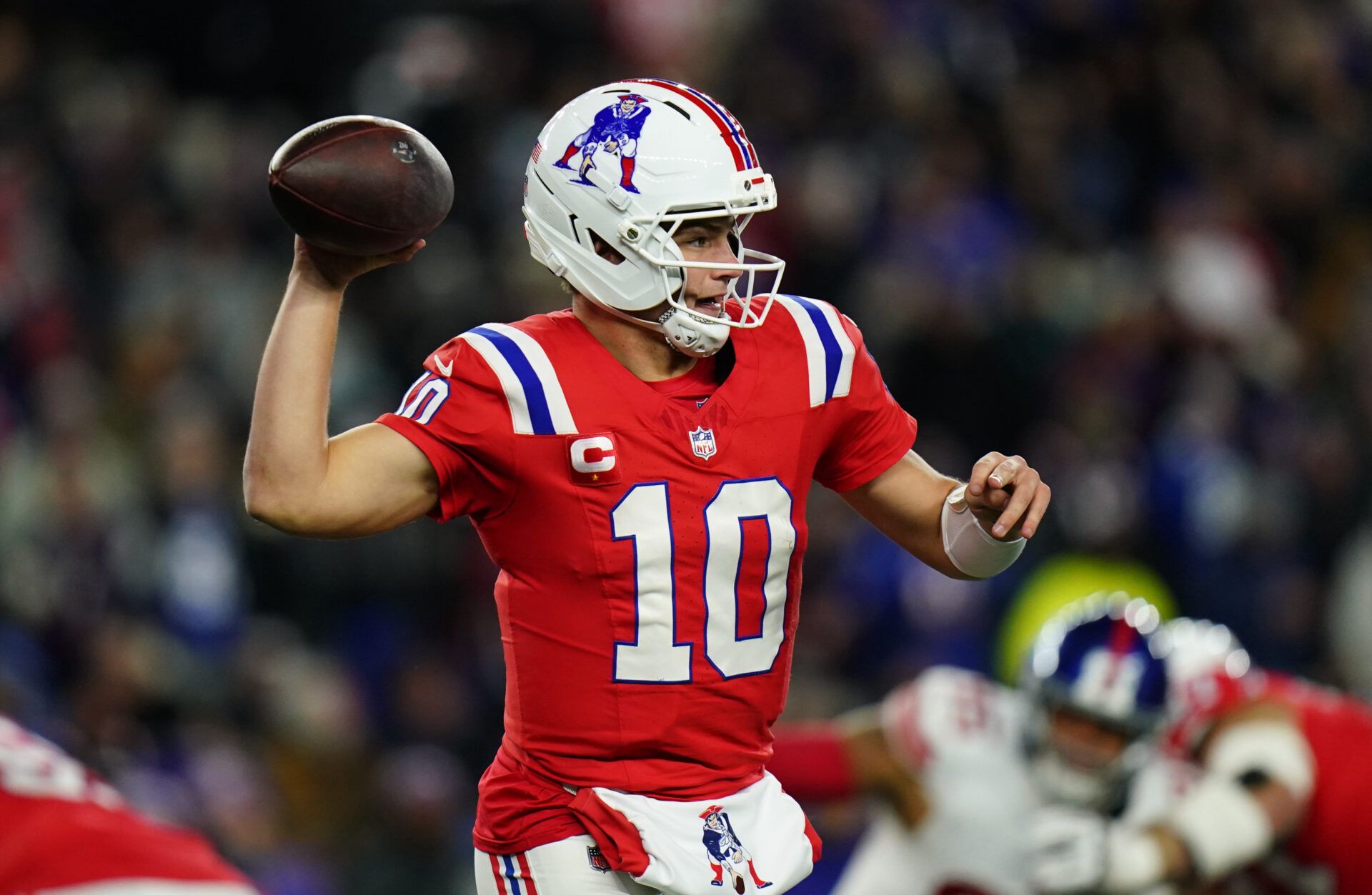 New England Patriots quarterback Drake Maye (10) passes the ball during the fourth quarter against the New York Giants at Gillette Stadium.
