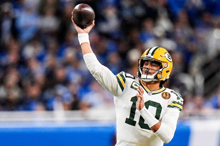 Green Bay Packers quarterback Jordan Love (10) makes a pass against Detroit Lions during the first half at Ford Field in Detroit on Thursday, Nov. 27, 2025.