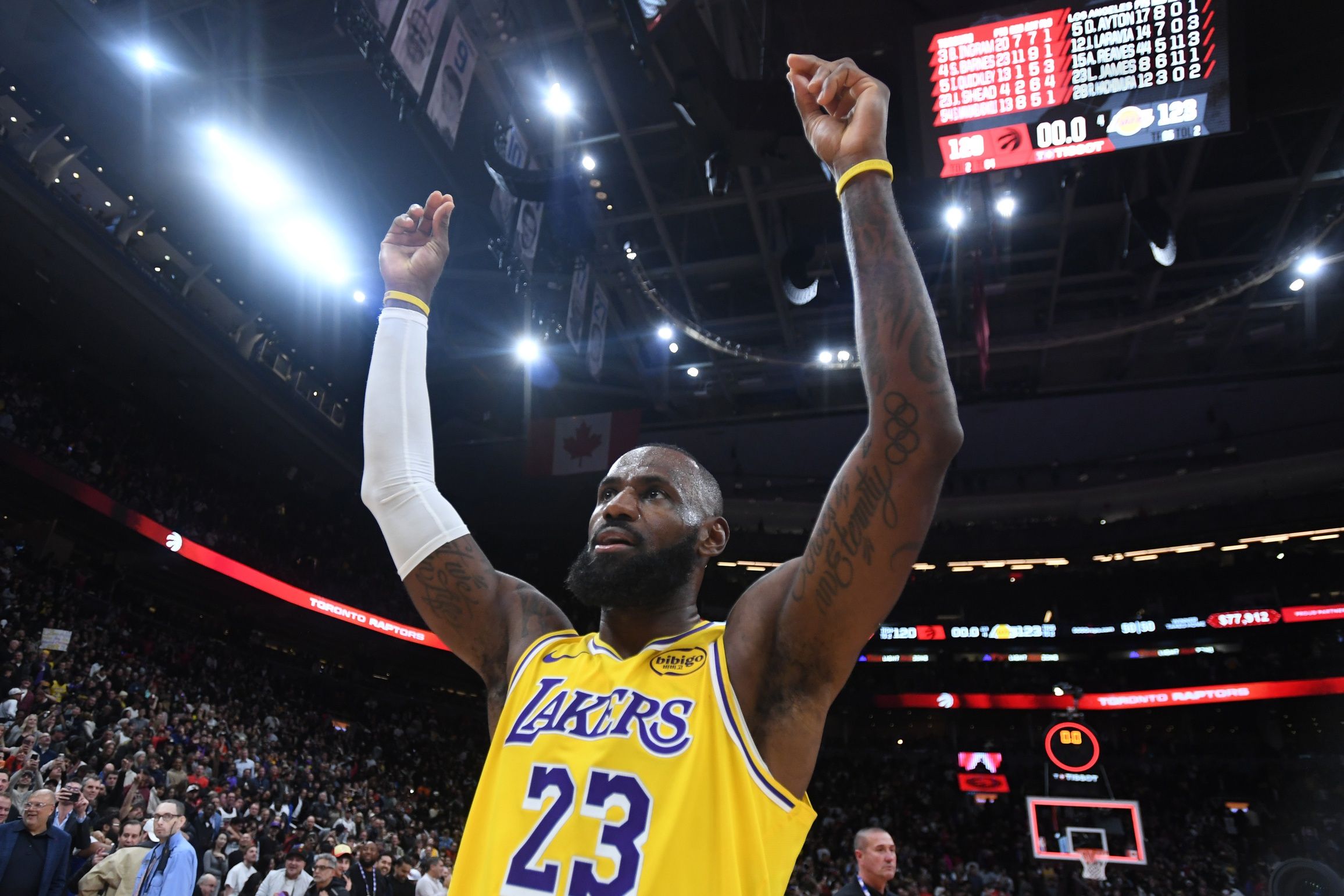 Lebron James in action, driving to the basket