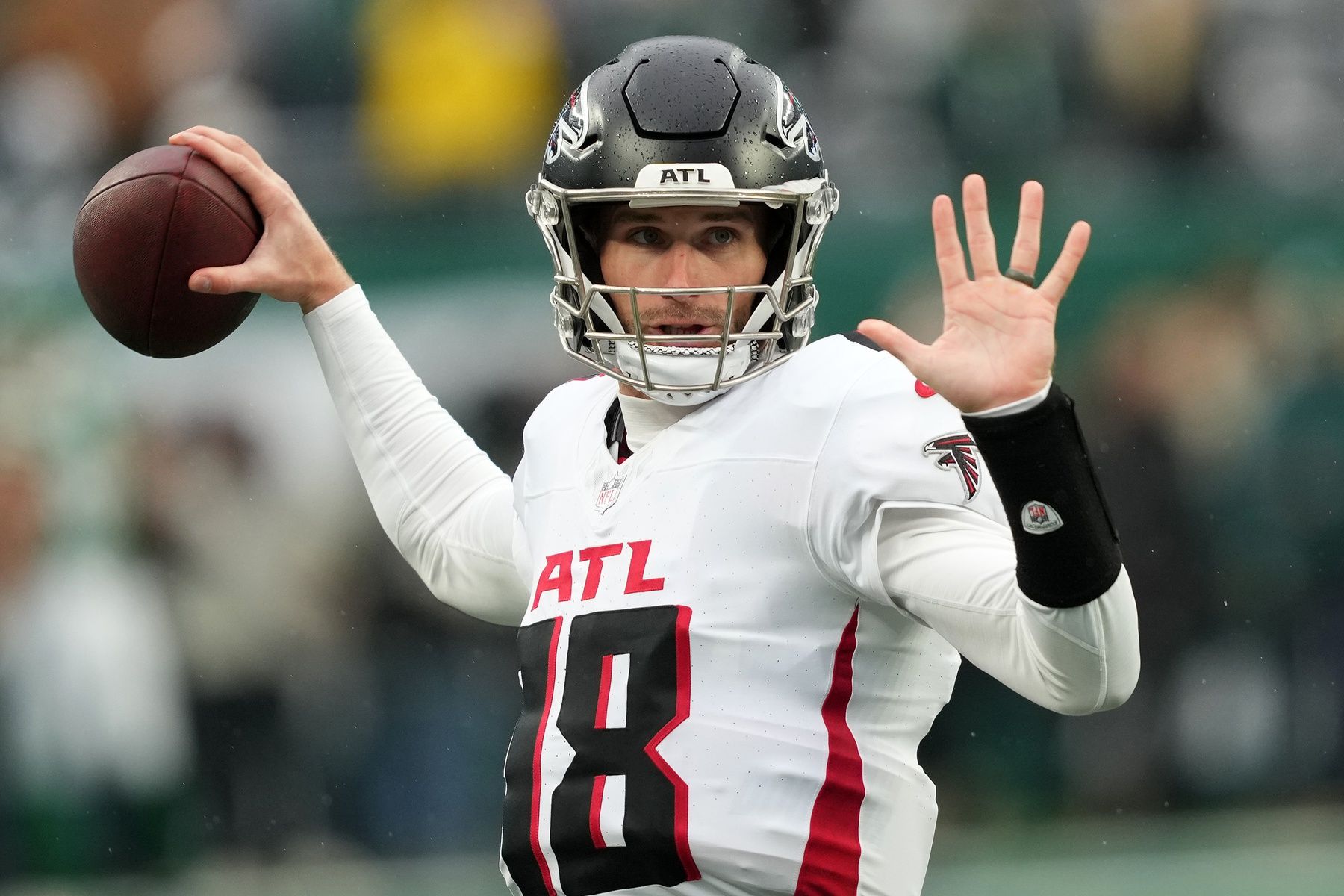 Atlanta Falcons quarterback Kirk Cousins (18) practices before the game at MetLife Stadium.