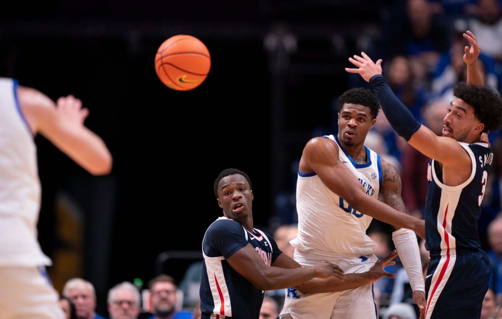 Kentucky guard Otega Oweh (00) passes under duress by Gonzaga guard Braeden Smith (3) during their game at Bridgestone Arena in Nashville Friday, Dec. 5, 2025.