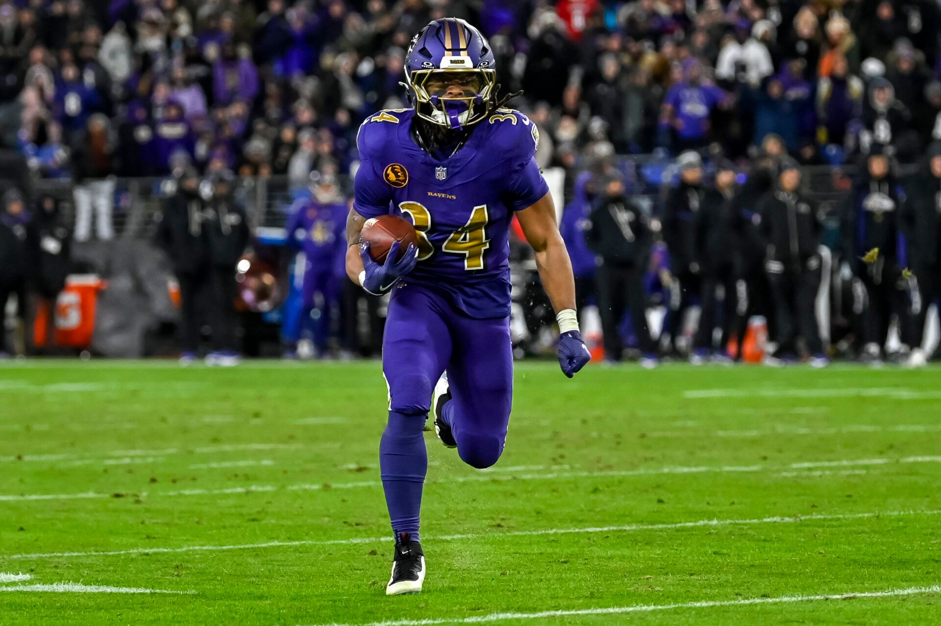 Baltimore Ravens running back Keaton Mitchell (34) rushes during the game against the Cincinnati Bengals at M&T Bank Stadium.