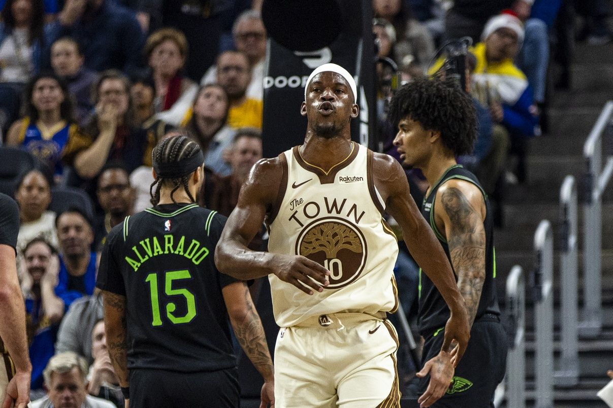 Golden State Warriors forward Jimmy Butler III (10) reacts after a flagrant foul by New Orleans Pelicans guard Micah Peavy (14) during the second quarter at Chase Center.