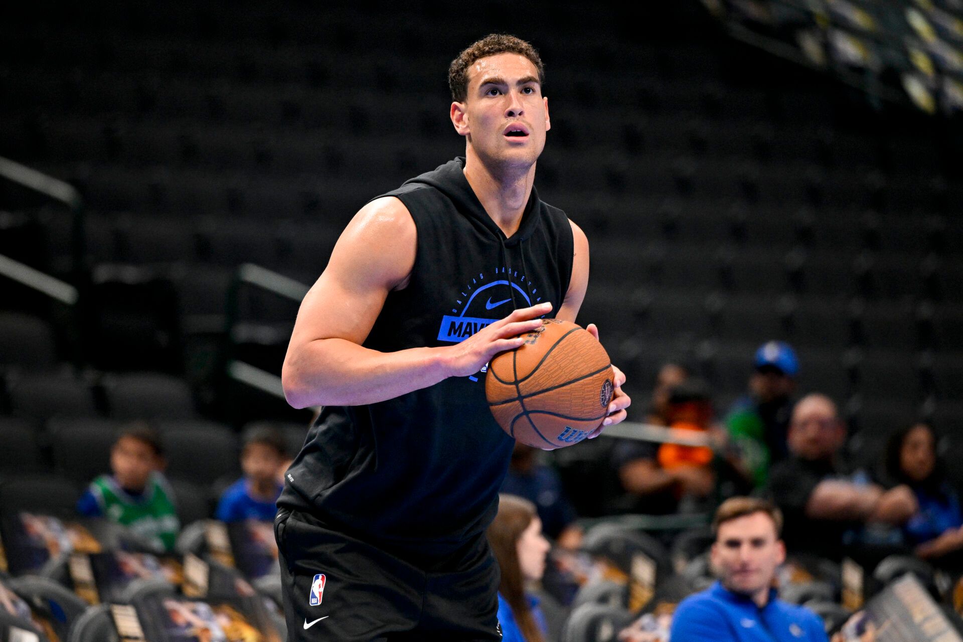 Dallas Mavericks forward Dwight Powell (7) warms up before the game against the LA Clippers in an NBA Cup game at the American Airlines Center.