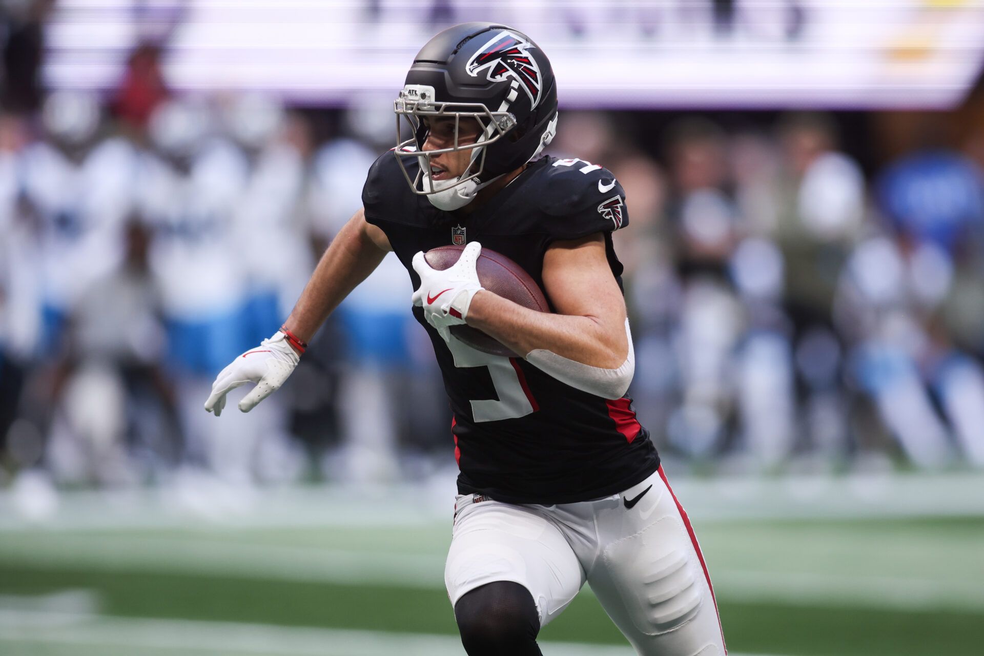 Atlanta Falcons wide receiver Drake London (5) runs the ball in the first quarter against the Carolina Panthers at Mercedes-Benz Stadium.