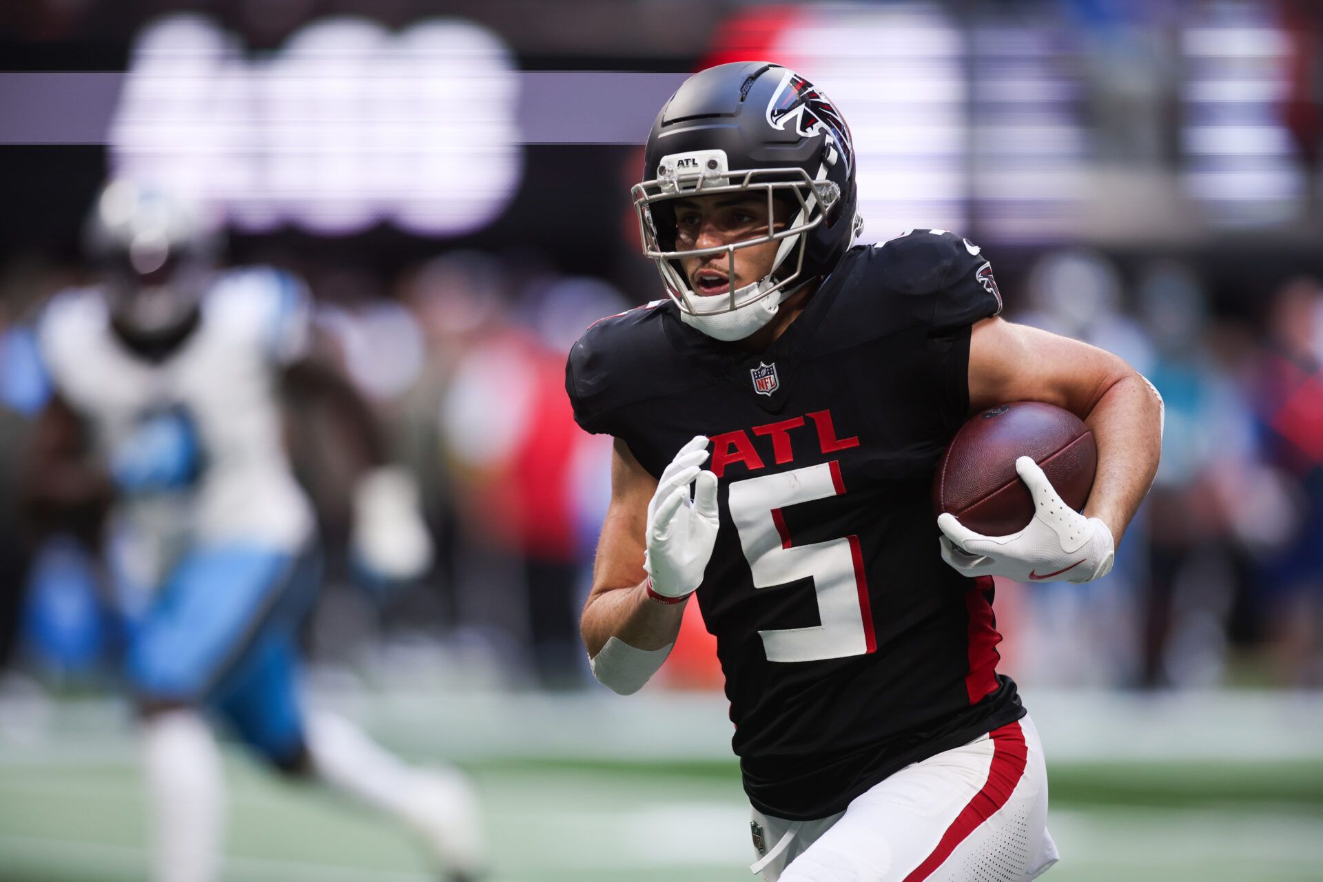 Atlanta Falcons wide receiver Drake London (5) runs the ball in the first quarter against the Carolina Panthers at Mercedes-Benz Stadium.